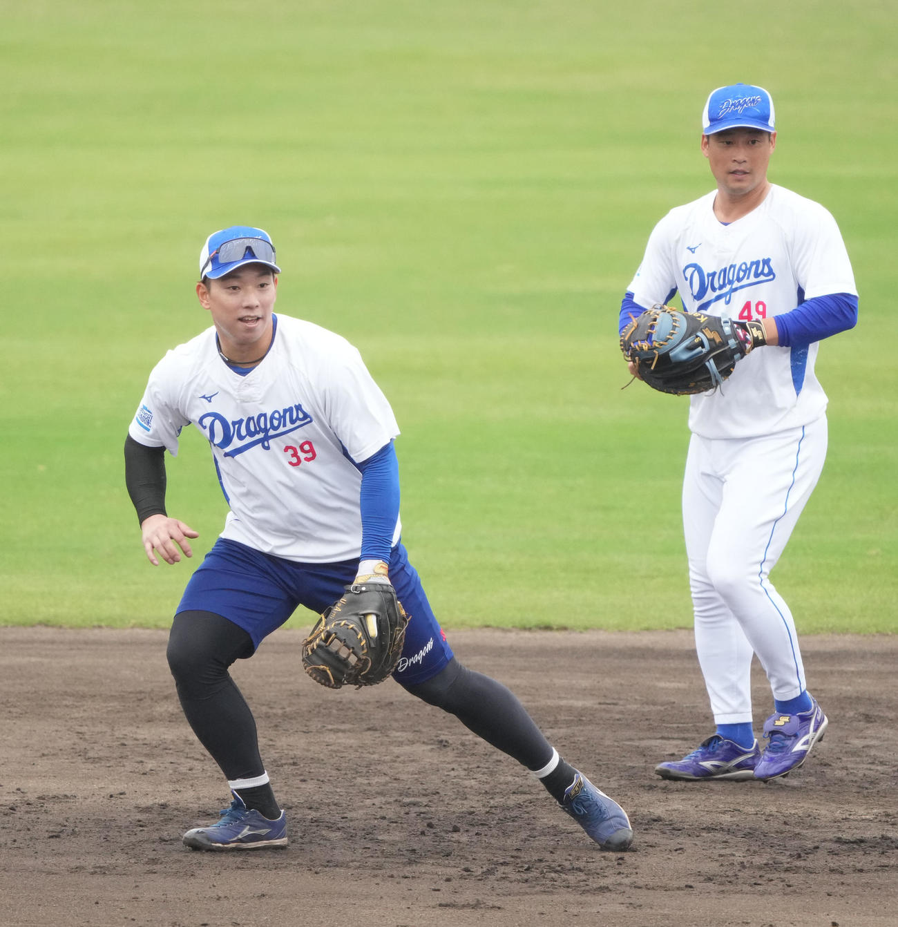 ノックを受ける宇佐見（左）右は加藤匠（撮影・森本幸一）