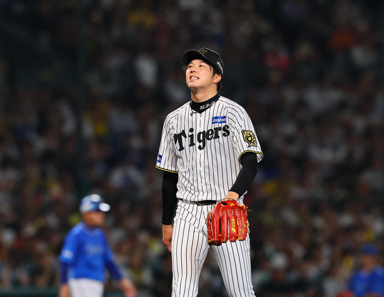 阪神対DeNA　同点を許した3回を終え、ベンチに戻る阪神才木（撮影・藤尾明華）