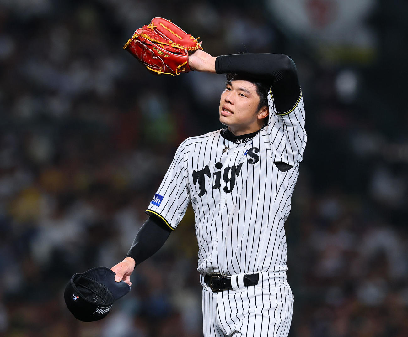 阪神対DeNA　同点を許した3回を終え、ベンチに戻る阪神才木（撮影・藤尾明華）