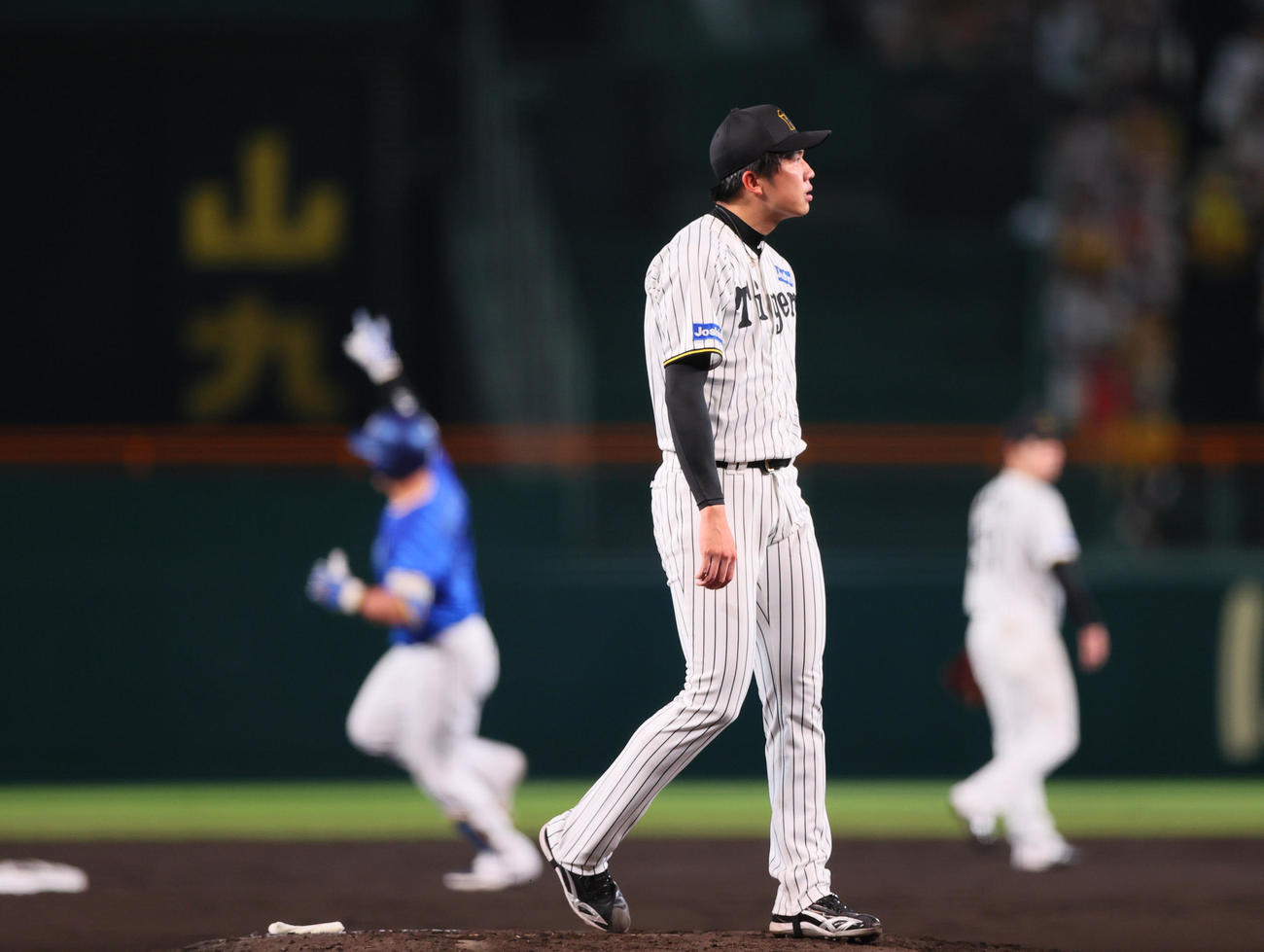 阪神対DeNA 4回表DeNA無死、才木（手前）は牧に左越え本塁打を浴びる（撮影・上山淳一）