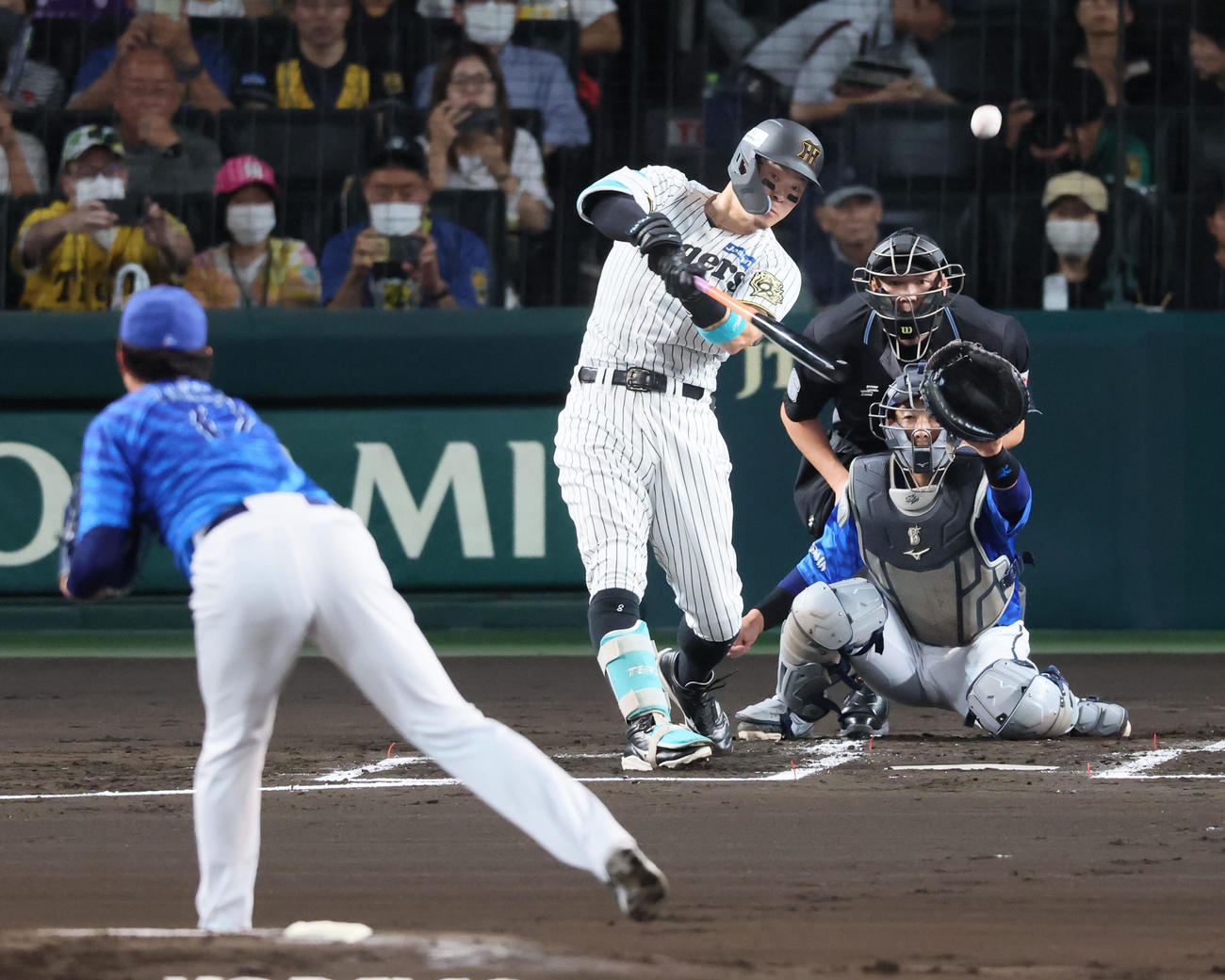 阪神対DeNA 1回裏阪神1死二、三塁、佐藤輝は左越え適時二塁打を放つ。投手竹田（撮影・加藤哉）