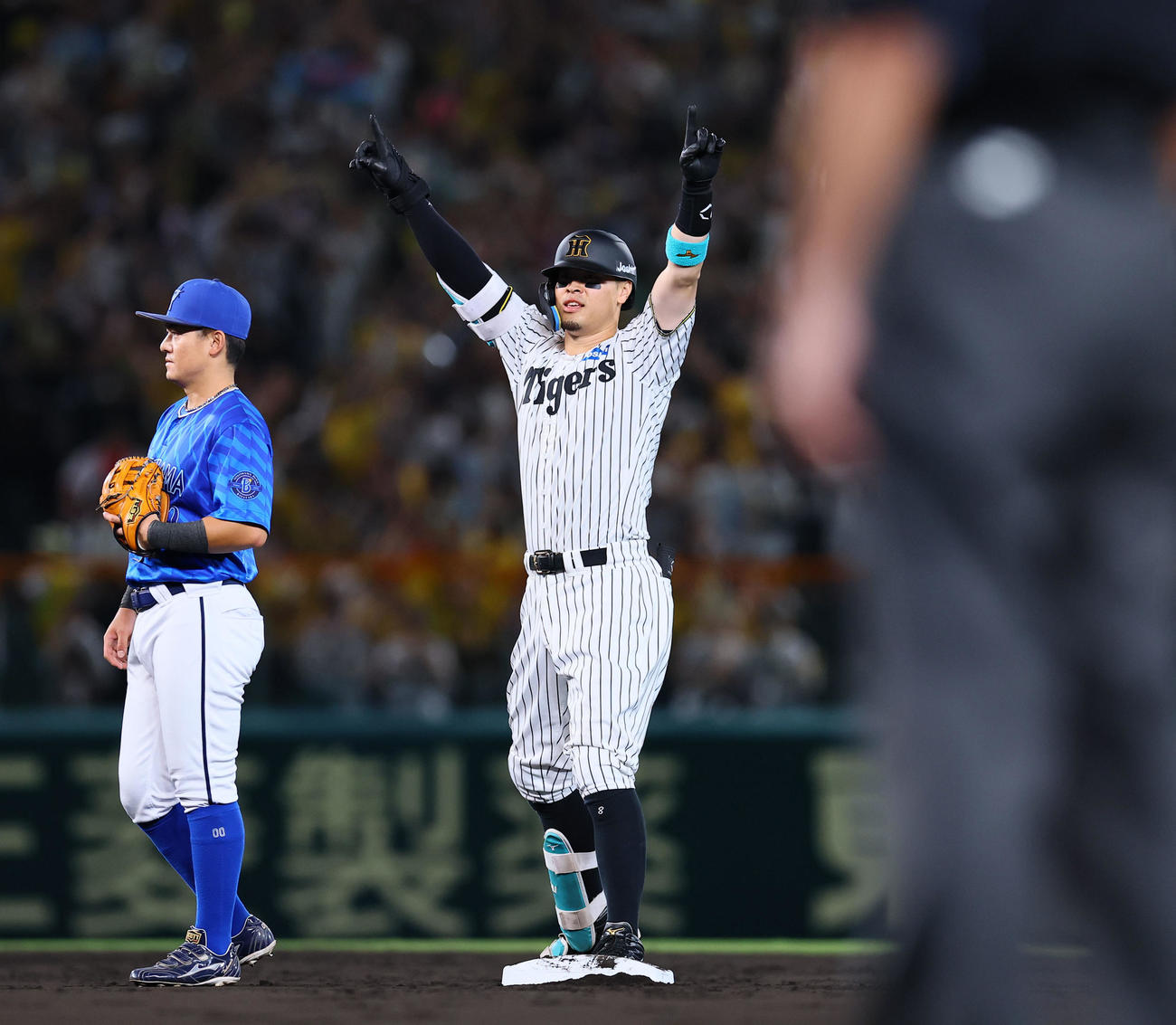 阪神対DeNA 1回裏阪神1死二、三塁、佐藤輝は左翼線に先制の適時二塁打を放ちポーズをとる（撮影・藤尾明華）