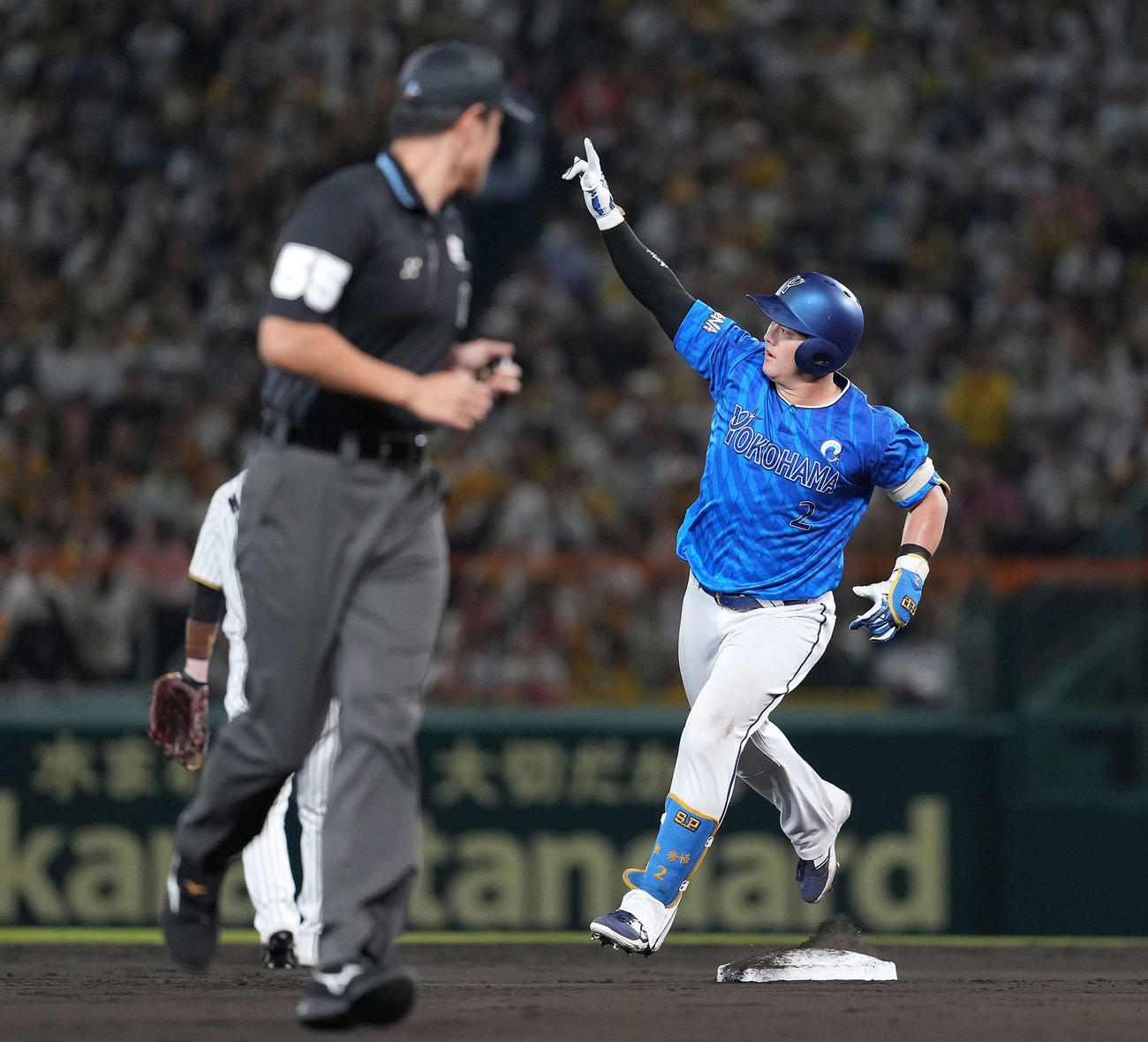 阪神対DeNA 4回表DeNA無死、左中間に勝ち越しのソロ本塁打を放ち応援団にポーズを決める牧（撮影・たえ見朱実）
