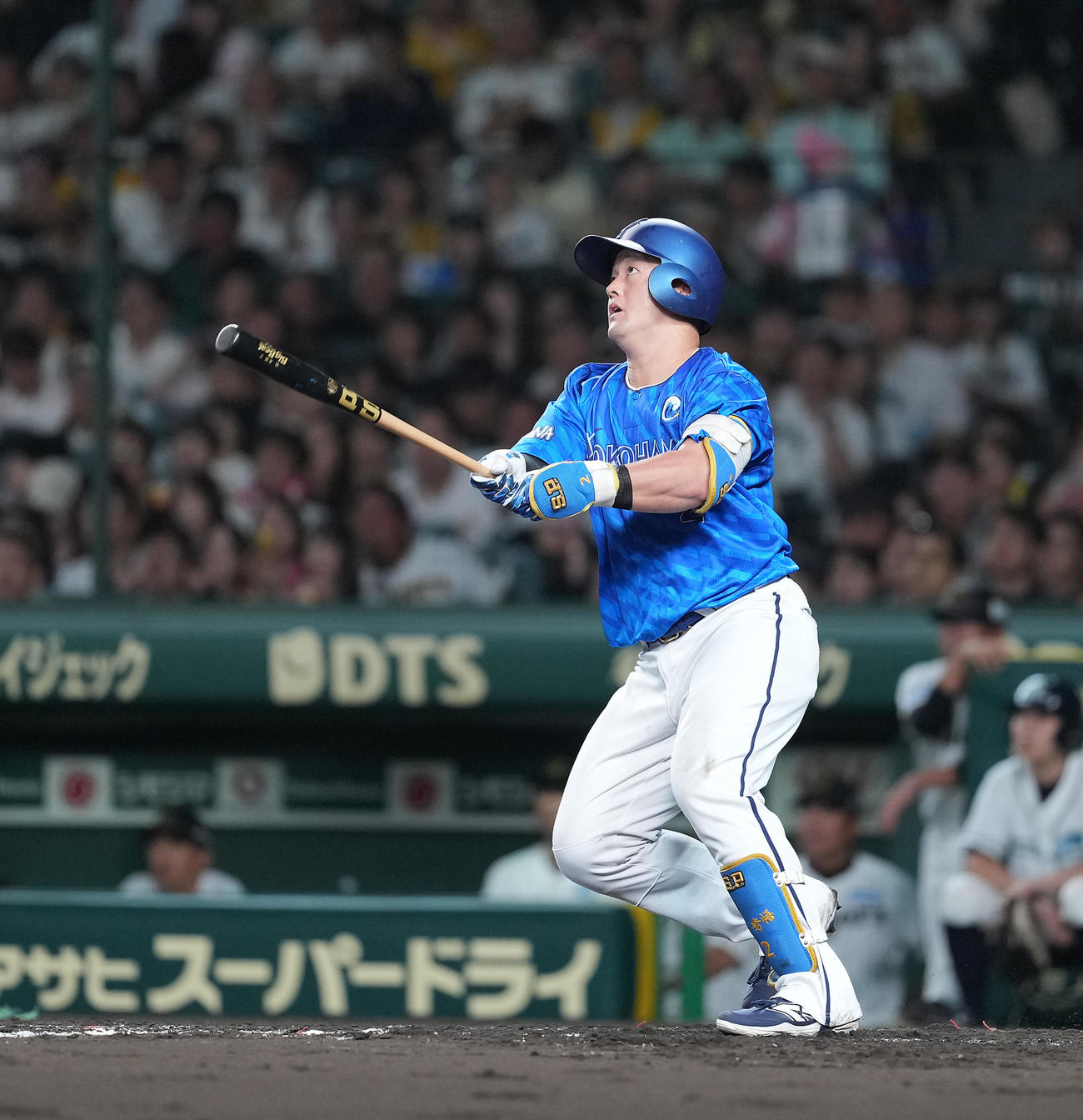 阪神対DeNA 4回表DeNA無死、左中間に勝ち越しのソロ本塁打を放った牧（撮影・たえ見朱実）
