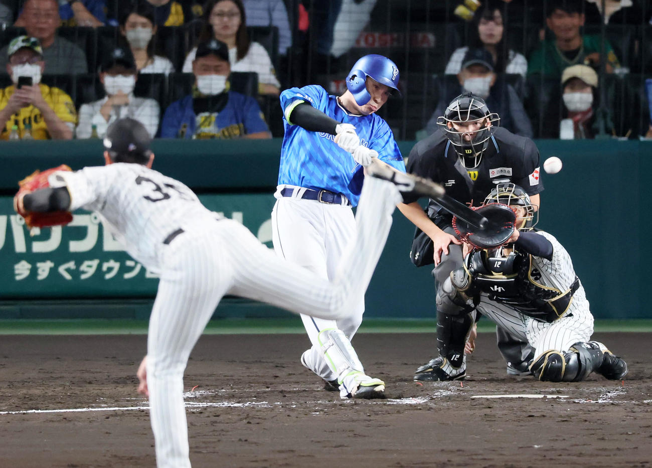 阪神対DeNA 3回表DeNA2死二塁、佐野は左翼線へ適時二塁打を放つ。投手才木（撮影・加藤哉）