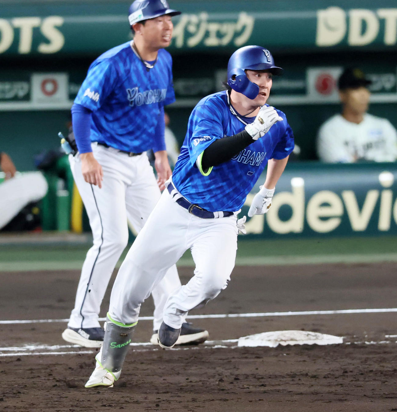 阪神対DeNA 3回表DeNA2死二塁、佐野は左越え適時二塁打を放つ（撮影・加藤哉）