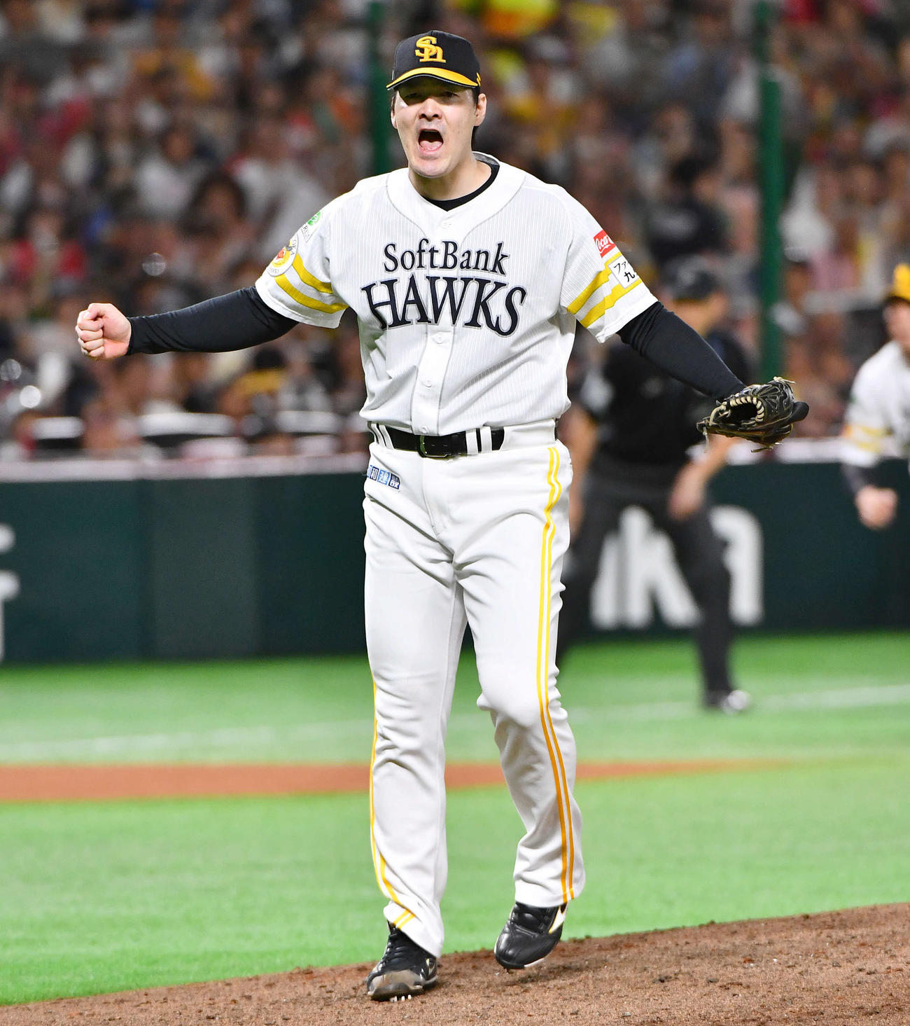 ソフトバンク対日本ハム　6回表日本ハム2死満塁、石井を空振り三振に抑え、雄たけびをあげる有原（撮影・岩下翔太）