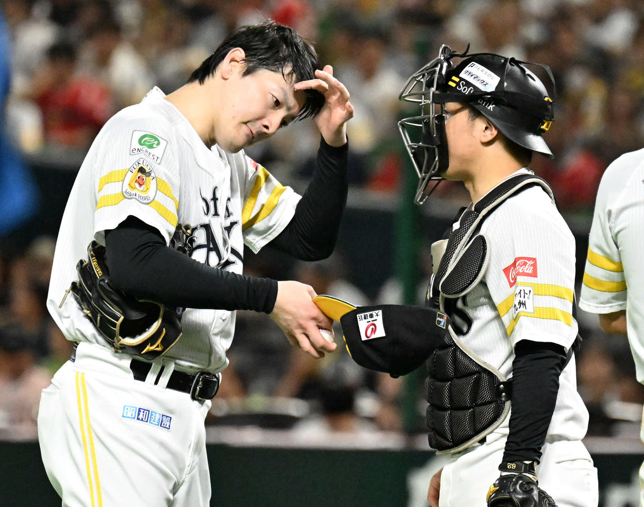 ソフトバンク対日本ハム　6回表日本ハム1死一、二塁、有原（左）と話す海野（撮影・林敢治）