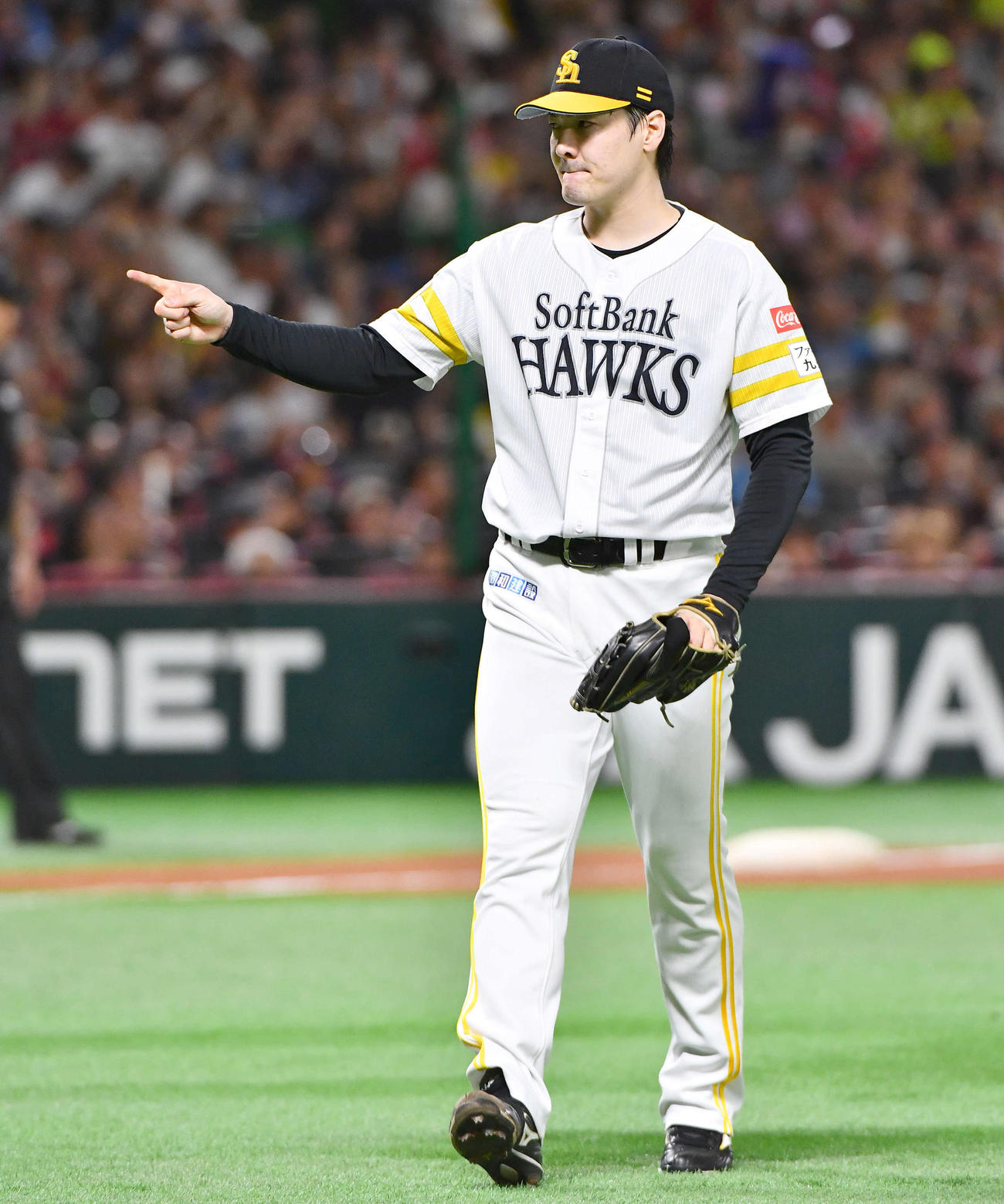 ソフトバンク対日本ハム　4回表日本ハム2死二、三塁、石井を中飛に抑え、ナインを指さしながらベンチへ戻る有原（撮影・岩下翔太）