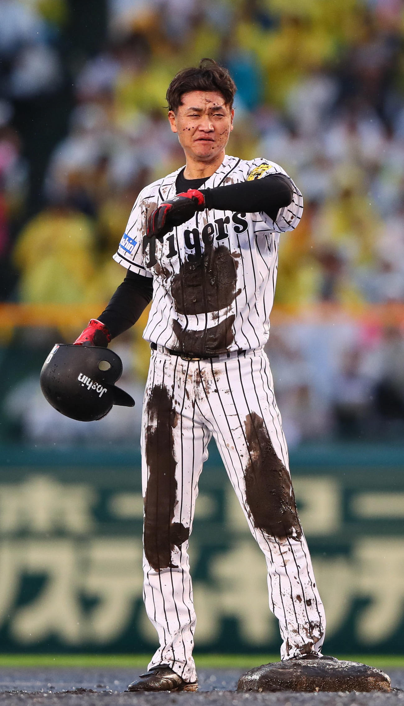 阪神対DeNA 4回裏阪神無死一塁、大和は泥だらけになりながら梅野の送りバントで二塁進塁に成功する（17年10月15日　）