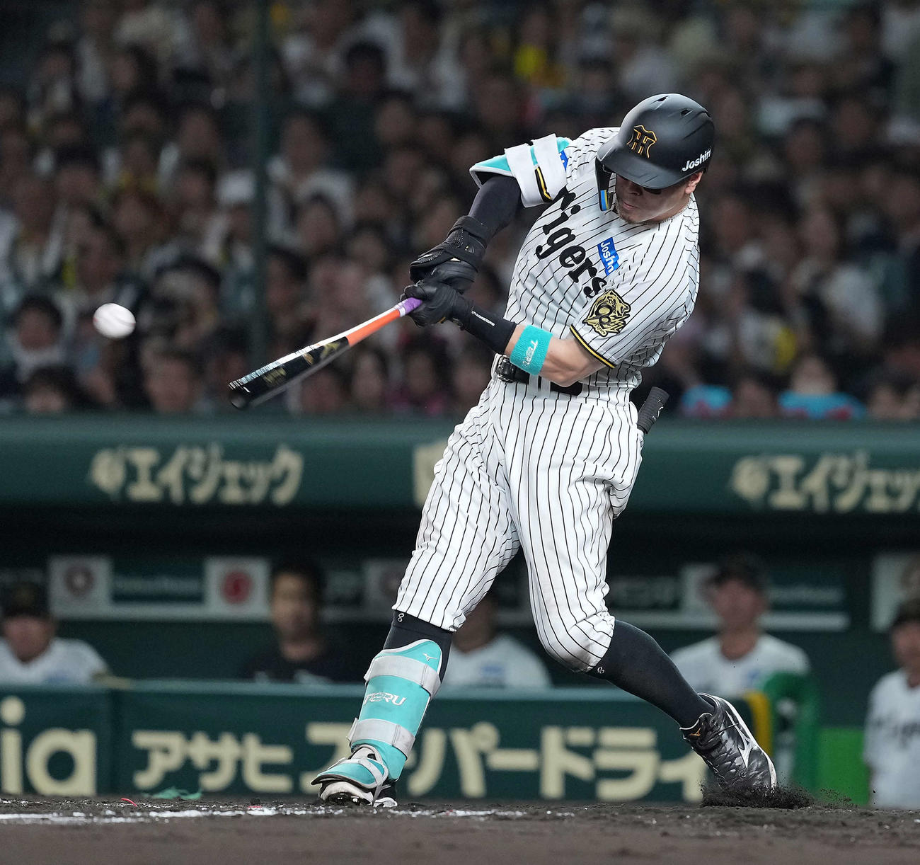 阪神対DeNA 4回裏無死、二塁打を放つ佐藤輝（撮影・たえ見朱実）