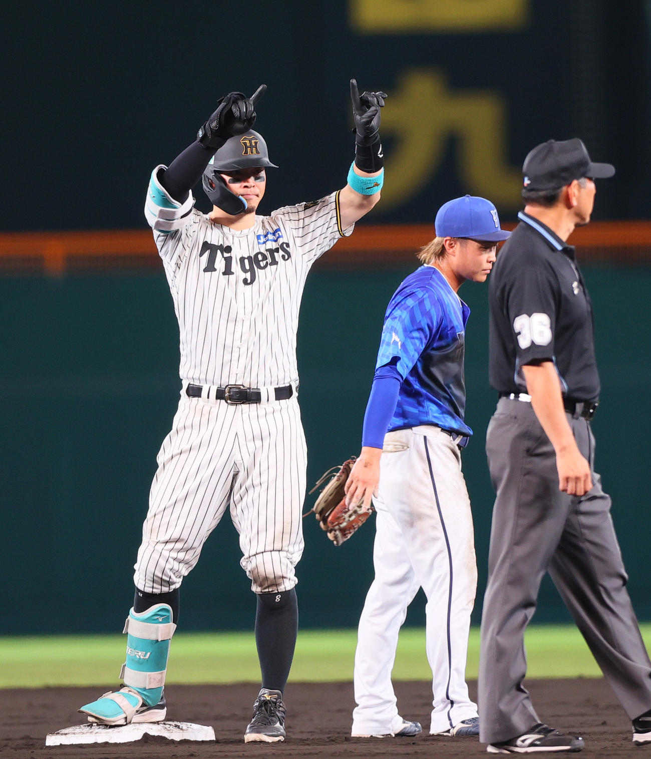 阪神対DeNA 4回裏阪神無死、佐藤輝（左）は右二塁打を放ち二塁でポーズする（撮影・上山淳一）