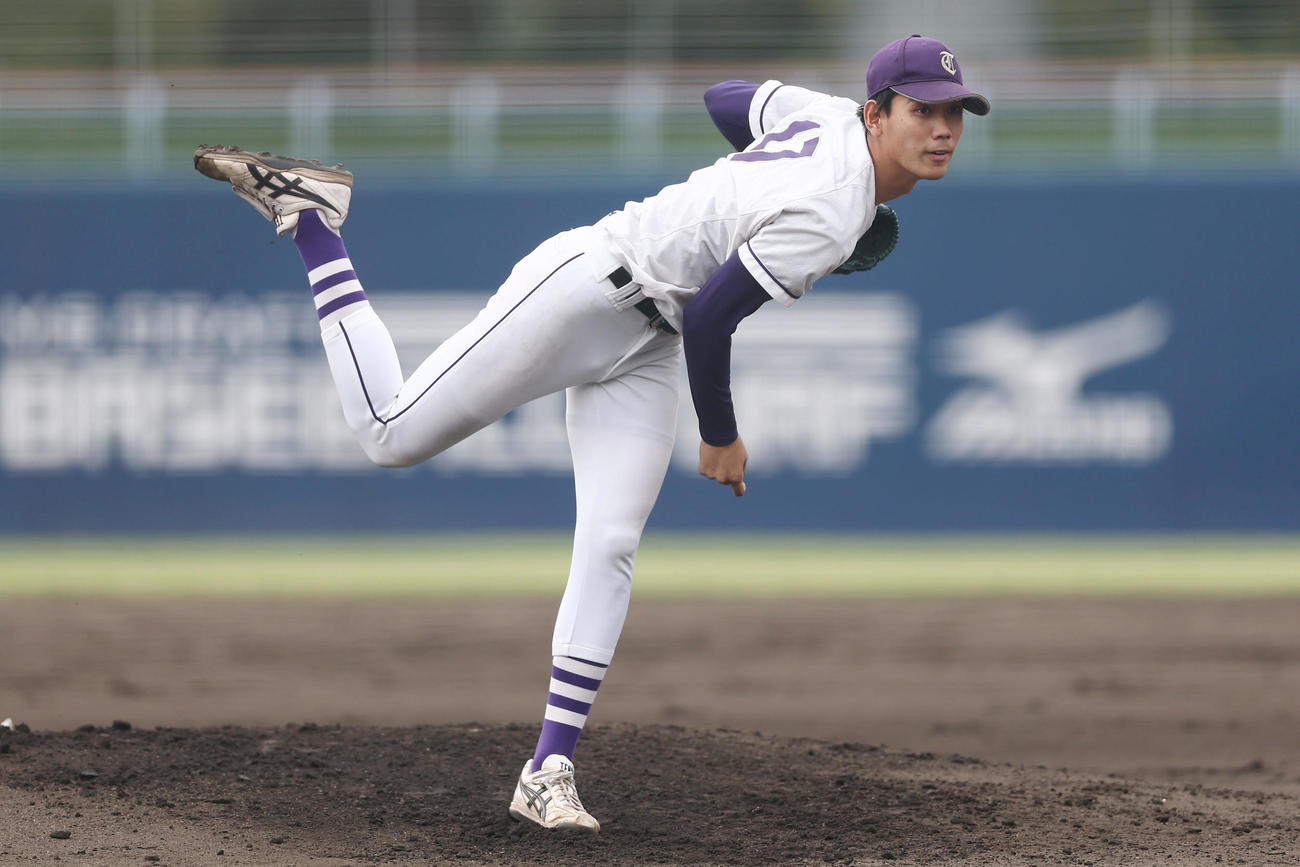 天理大対大産大　力投する天理大先発の的場（撮影・前田充）