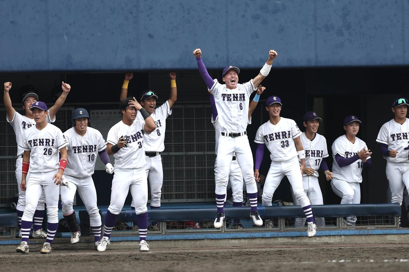 天理大対大産大　4回表、追加点を奪い喜ぶ天理大の選手たち（撮影・前田充）