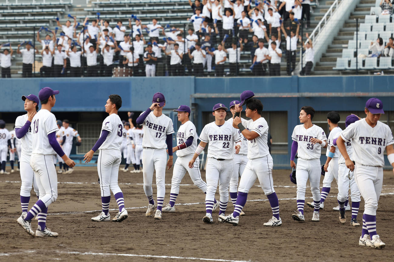 天理大対大産大　大産大にサヨナラ負けを喫し、悔しそうに引き揚げる天理大の選手たち（撮影・前田充）