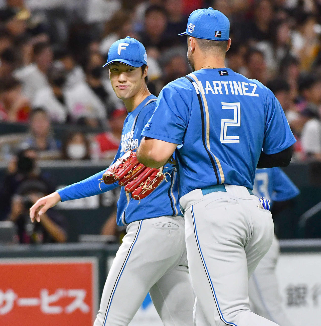 ソフトバンク対日本ハム　1回裏ソフトバンク2死、栗原の一直を好捕したマルティネス（右）とタッチを交わしながらベンチへ戻る福島（撮影・岩下翔太）
