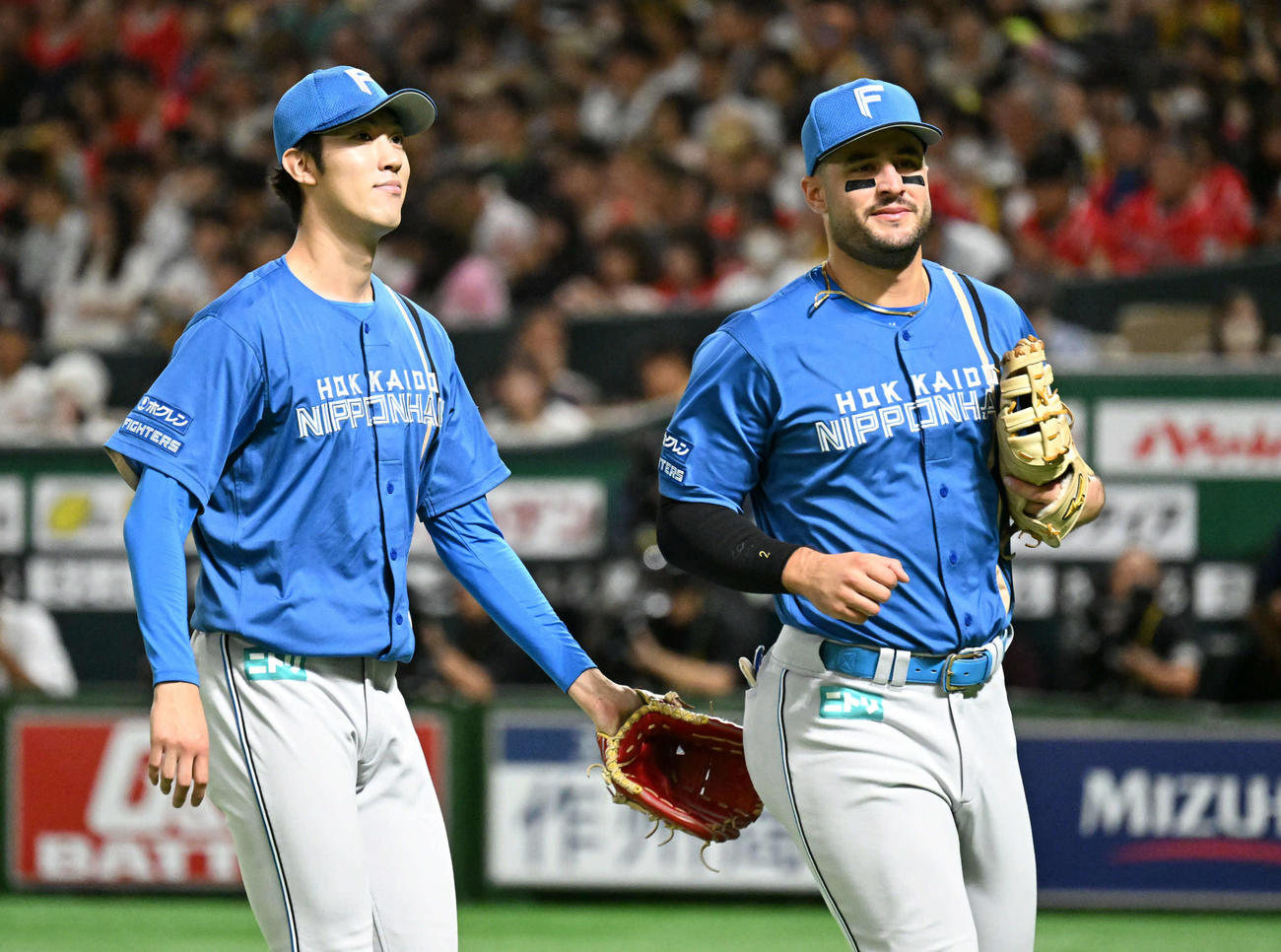 ソフトバンク対日本ハム　1回を無失点で抑えベンチに戻る福島（左）とマルティネス（撮影・林敢治）