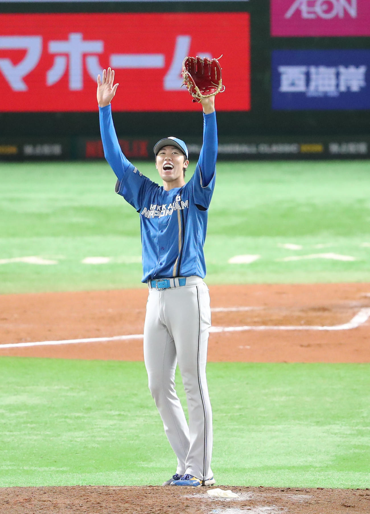 ソフトバンク対日本ハム　6回裏ソフトバンク1死、柳田の打球を二塁手の石井が好捕し二直、喜ぶ福島（撮影・梅根麻紀）