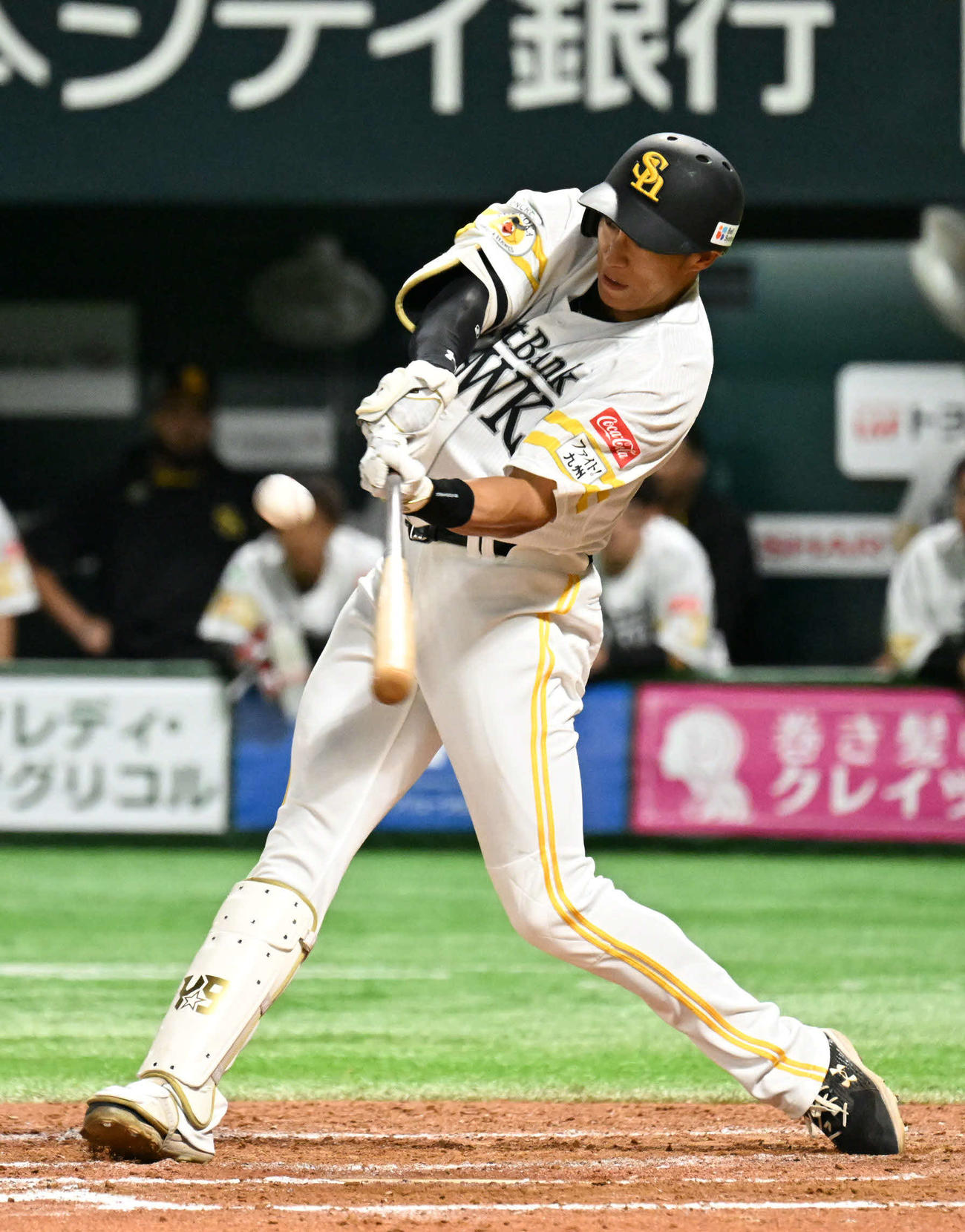 ソフトバンク対日本ハム　8回裏ソフトバンク1死一、二塁、柳田は均衡を破る先制3点本塁打を放つ（撮影・林敢治）
