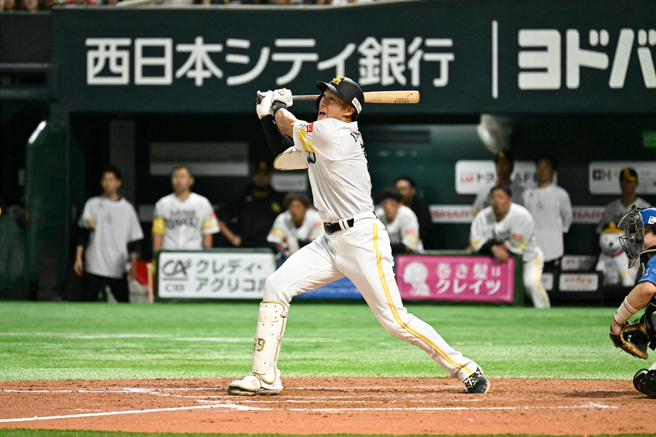 ソフトバンク対日本ハム　8回裏ソフトバンク1死一、二塁、柳田は先制本塁打を放つ（撮影・林敢治）