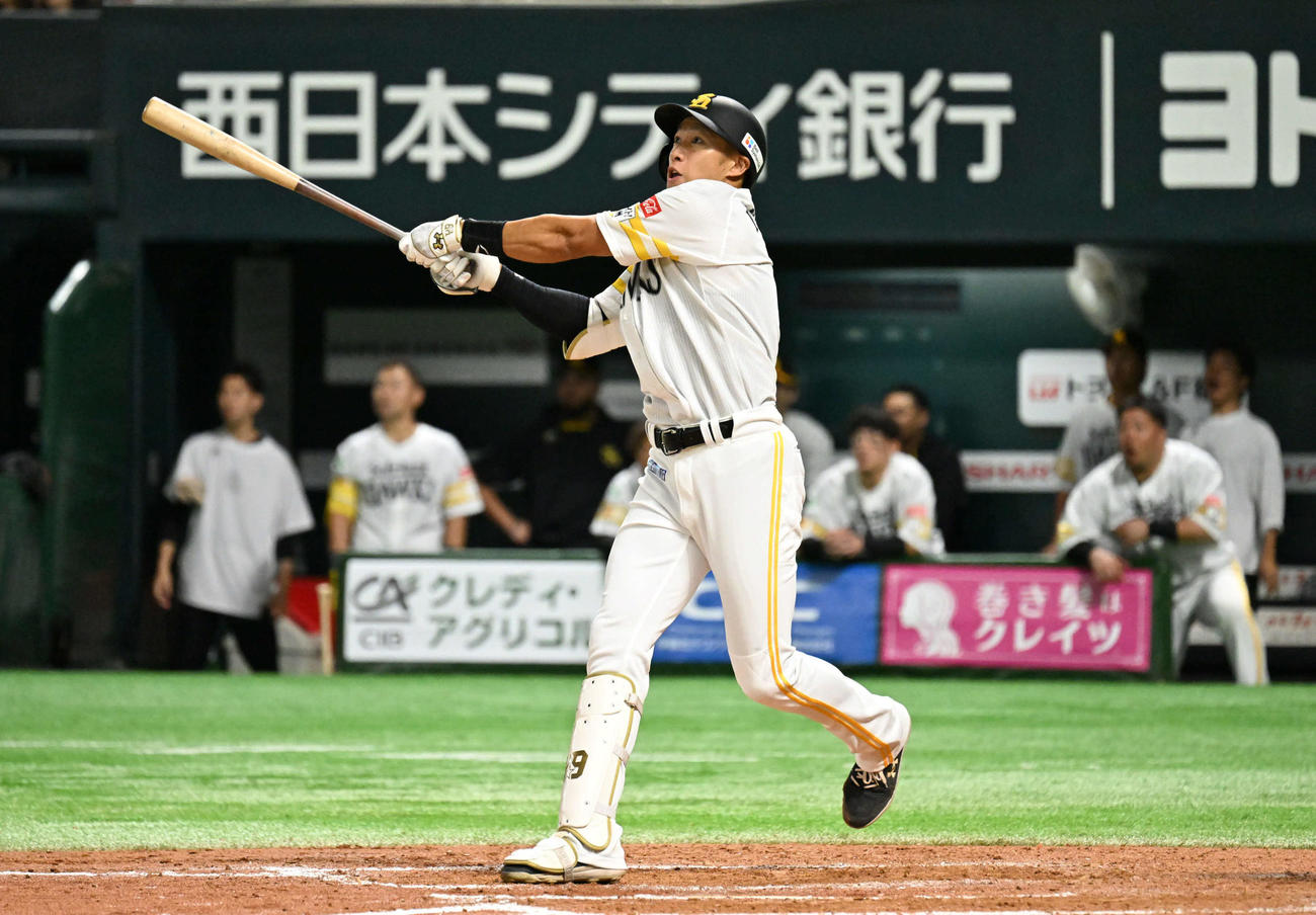 ソフトバンク対日本ハム　8回裏ソフトバンク1死一、二塁、柳田は均衡を破る先制3点本塁打を放つ（撮影・林敢治）