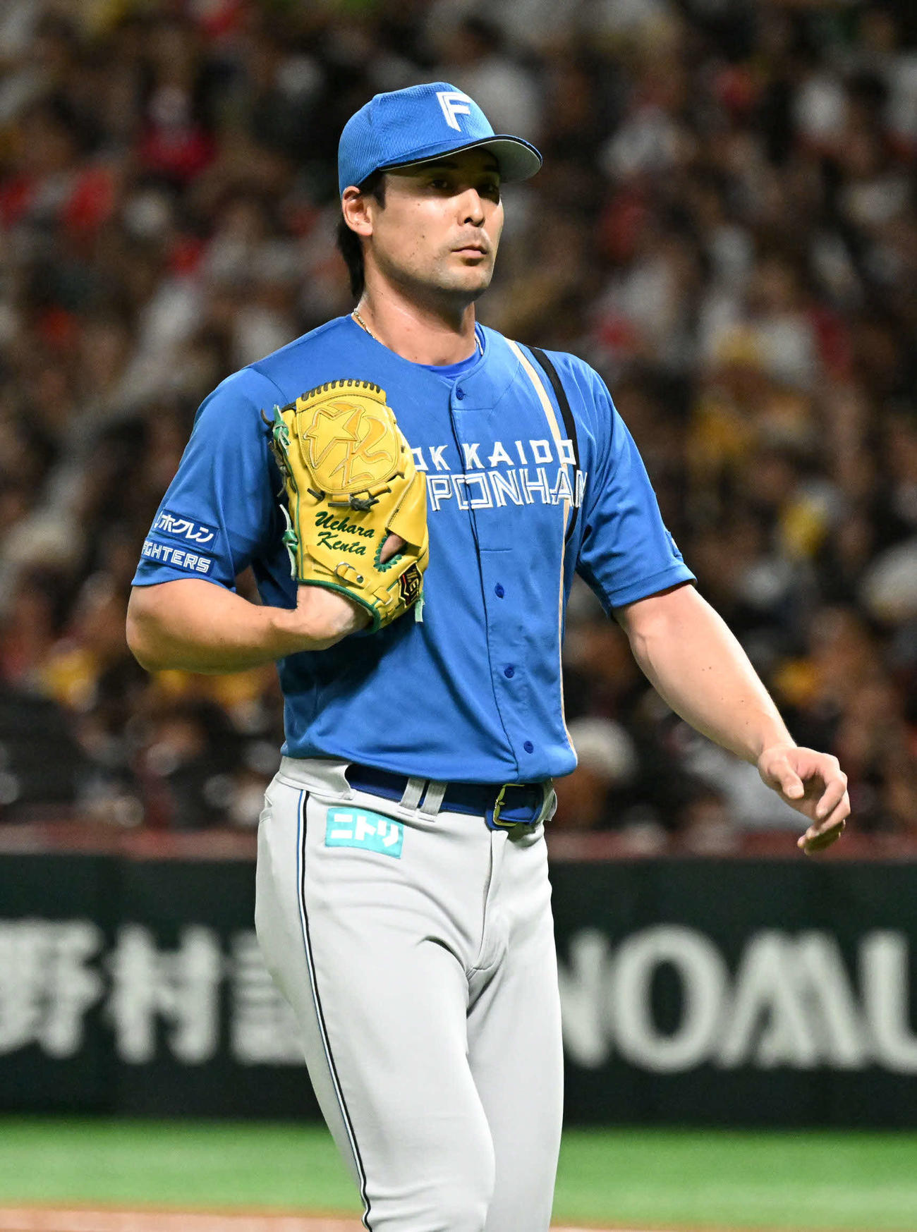ソフトバンク対日本ハム　8回裏ソフトバンク1死一塁、降板する上原（撮影・林敢治）