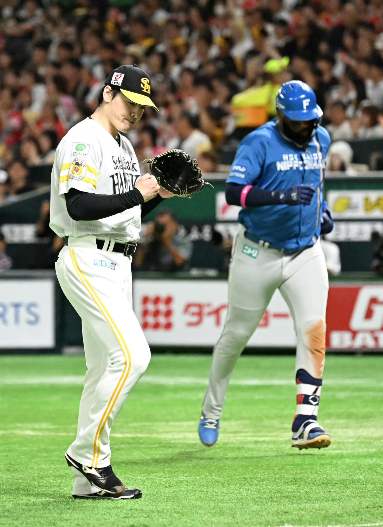 ソフトバンク対日本ハム　6回表日本ハム無死一塁、有原（左）はレイエスを中飛に仕留める（撮影・林敢治）