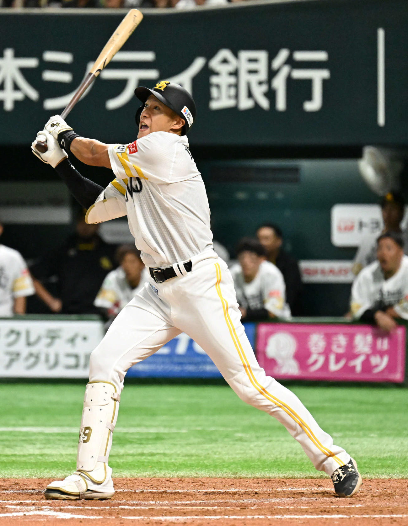ソフトバンク対日本ハム　8回裏ソフトバンク1死一、二塁、柳田は均衡を破る先制3点本塁打を放つ（撮影・林敢治）