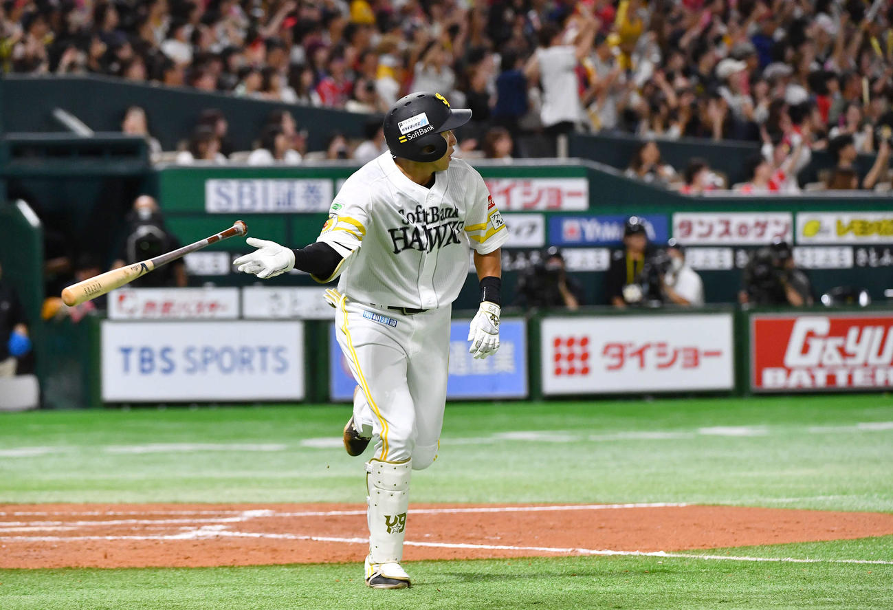 ソフトバンク対日本ハム　8回裏ソフトバンク1死一、二塁、柳田は先制の左越え3点本塁打を放つ（撮影・岩下翔太）