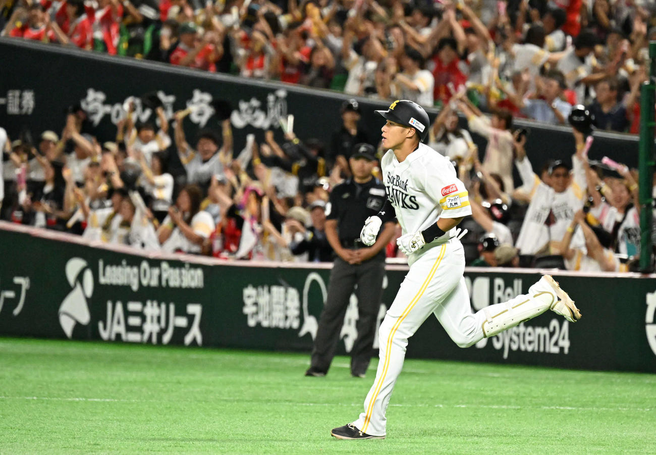 ソフトバンク対日本ハム　8回裏ソフトバンク1死一、二塁、柳田は先制3点本塁打を放ちダイヤモンドを1周する（撮影・林敢治）