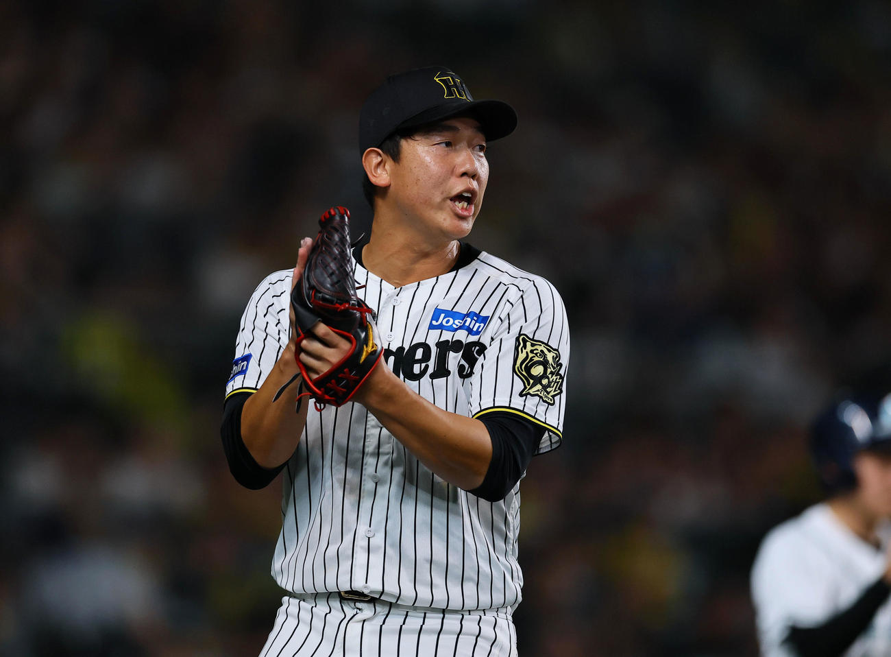 阪神対DeNA 6回を抑え、グラブをたたく阪神畠（撮影・藤尾明華）
