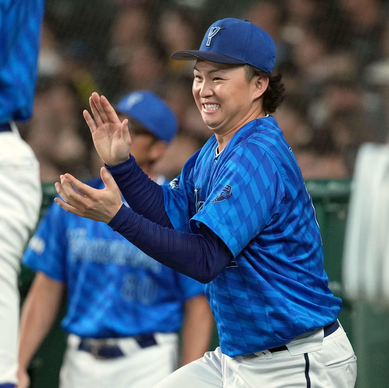 阪神対DeNA 6回裏、DeNA2番手中川虎が無失点に抑え笑顔を見せる先発竹田（撮影・たえ見朱実）