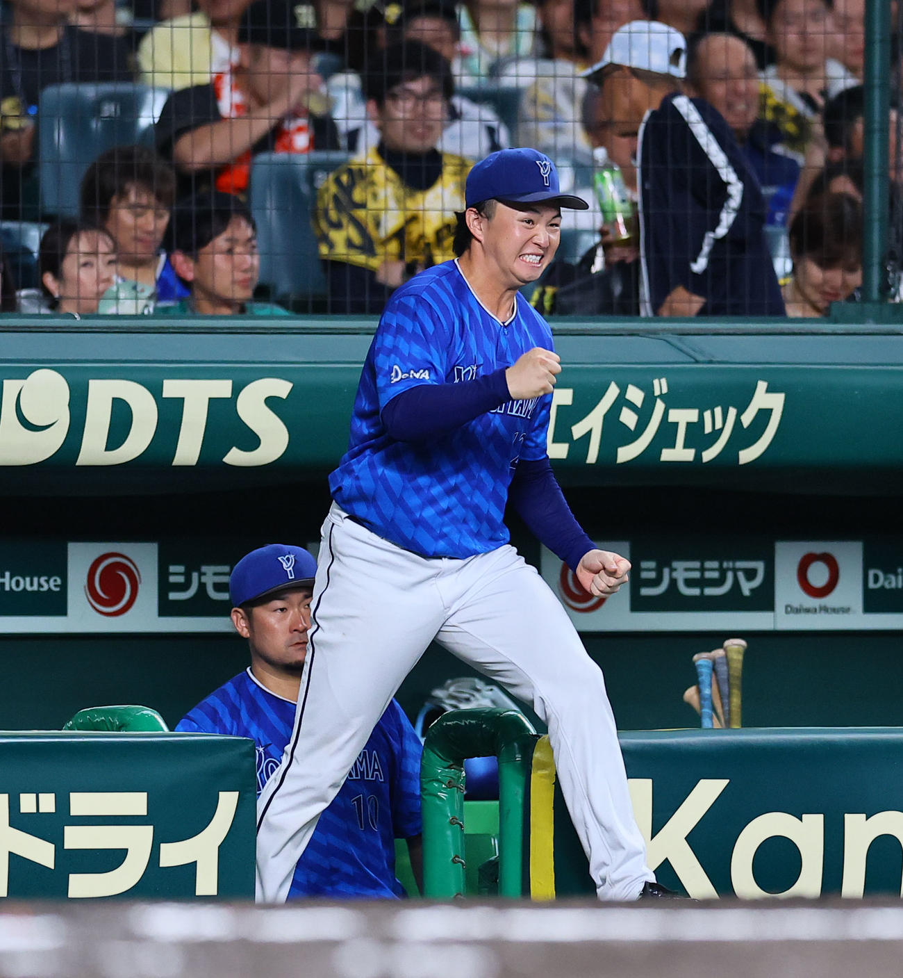 阪神対DeNA 6回を終え、ガッツポーズでナインを出迎えに行くDeNA竹田（撮影・藤尾明華）