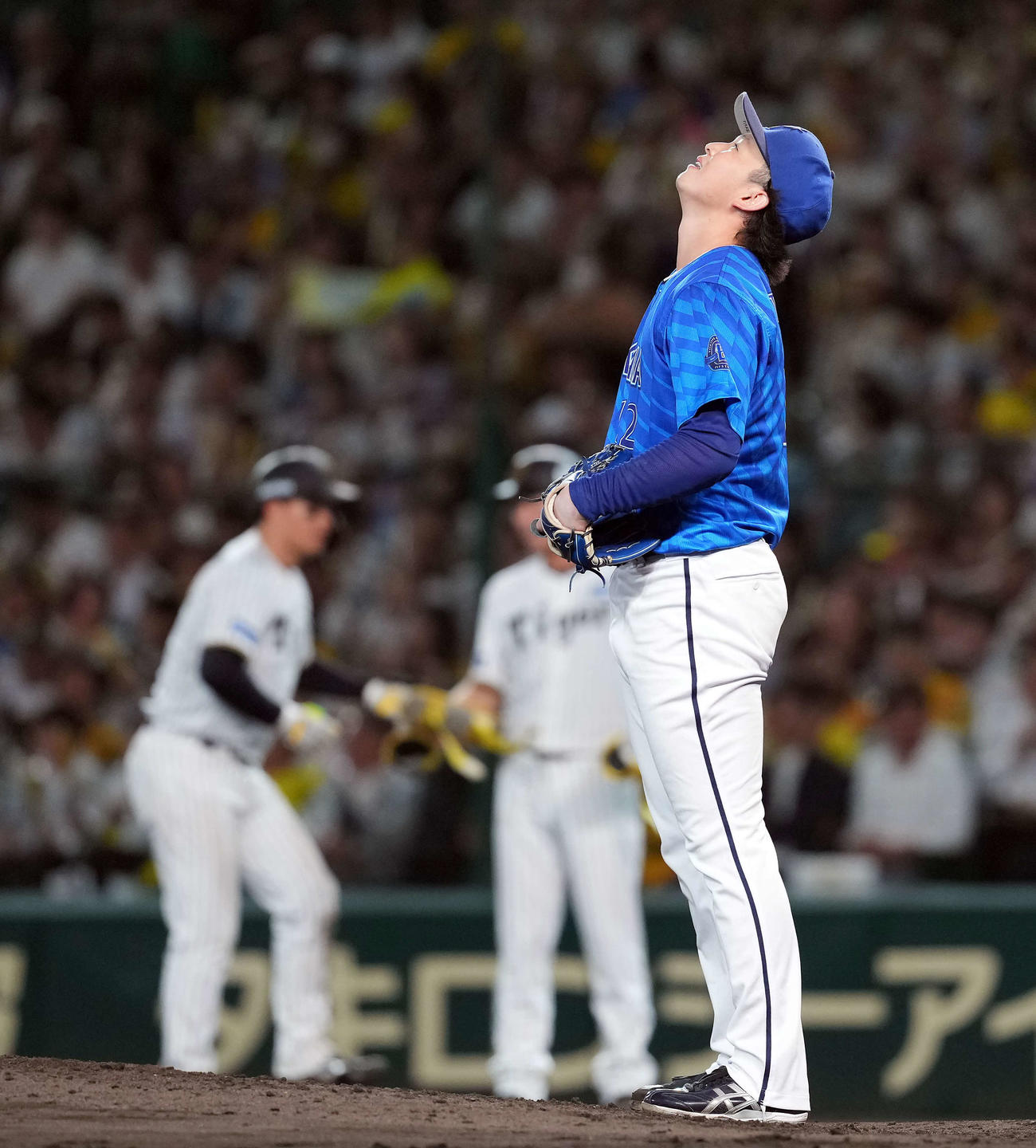 阪神対DeNA 6回裏阪神無死、森下翔太に左前打を許し天を仰ぐ竹田（撮影・たえ見朱実）