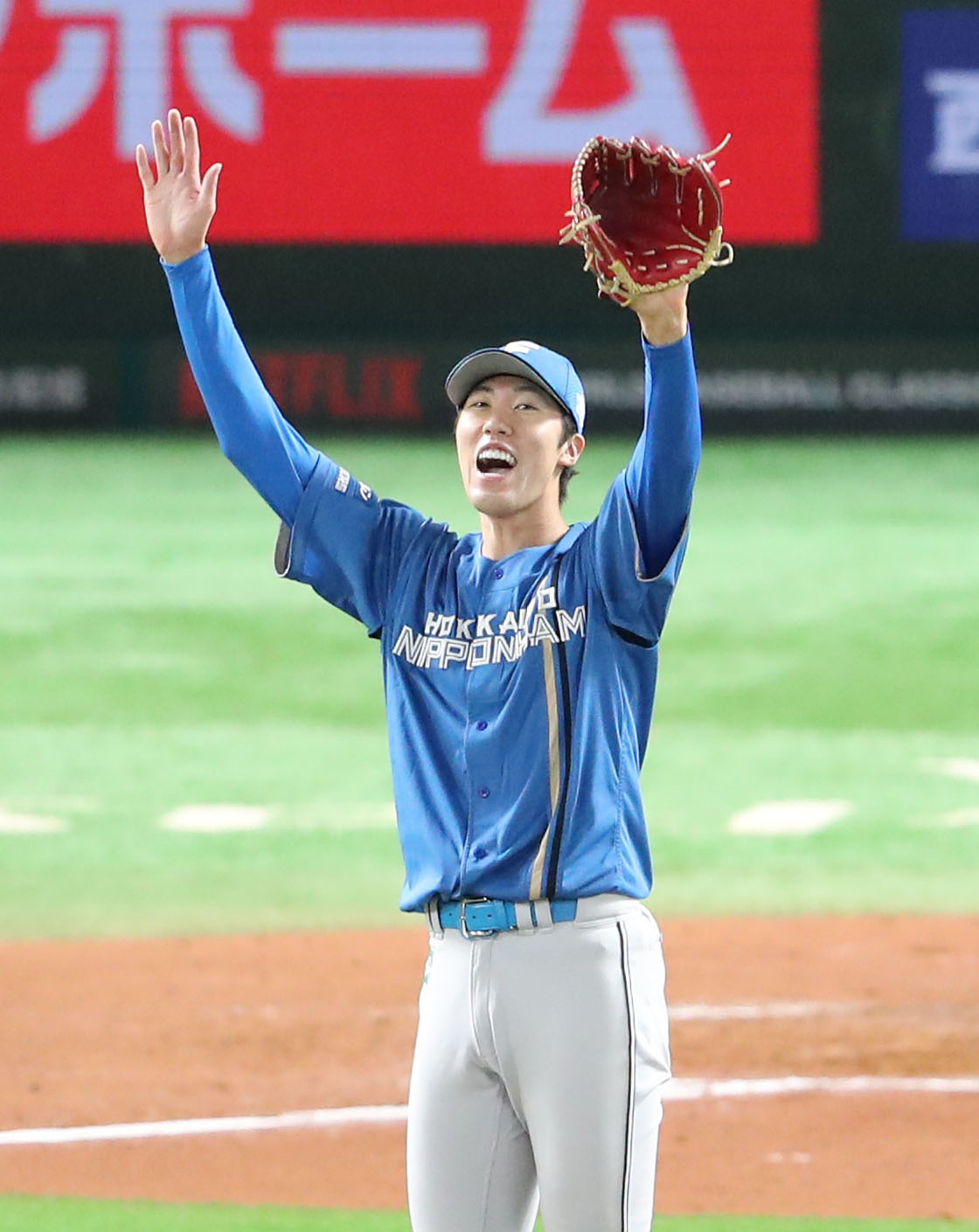 ソフトバンク対日本ハム　6回裏ソフトバンク1死、柳田の打球を二塁手の石井が好捕し二直、喜ぶ福島（撮影・梅根麻紀）