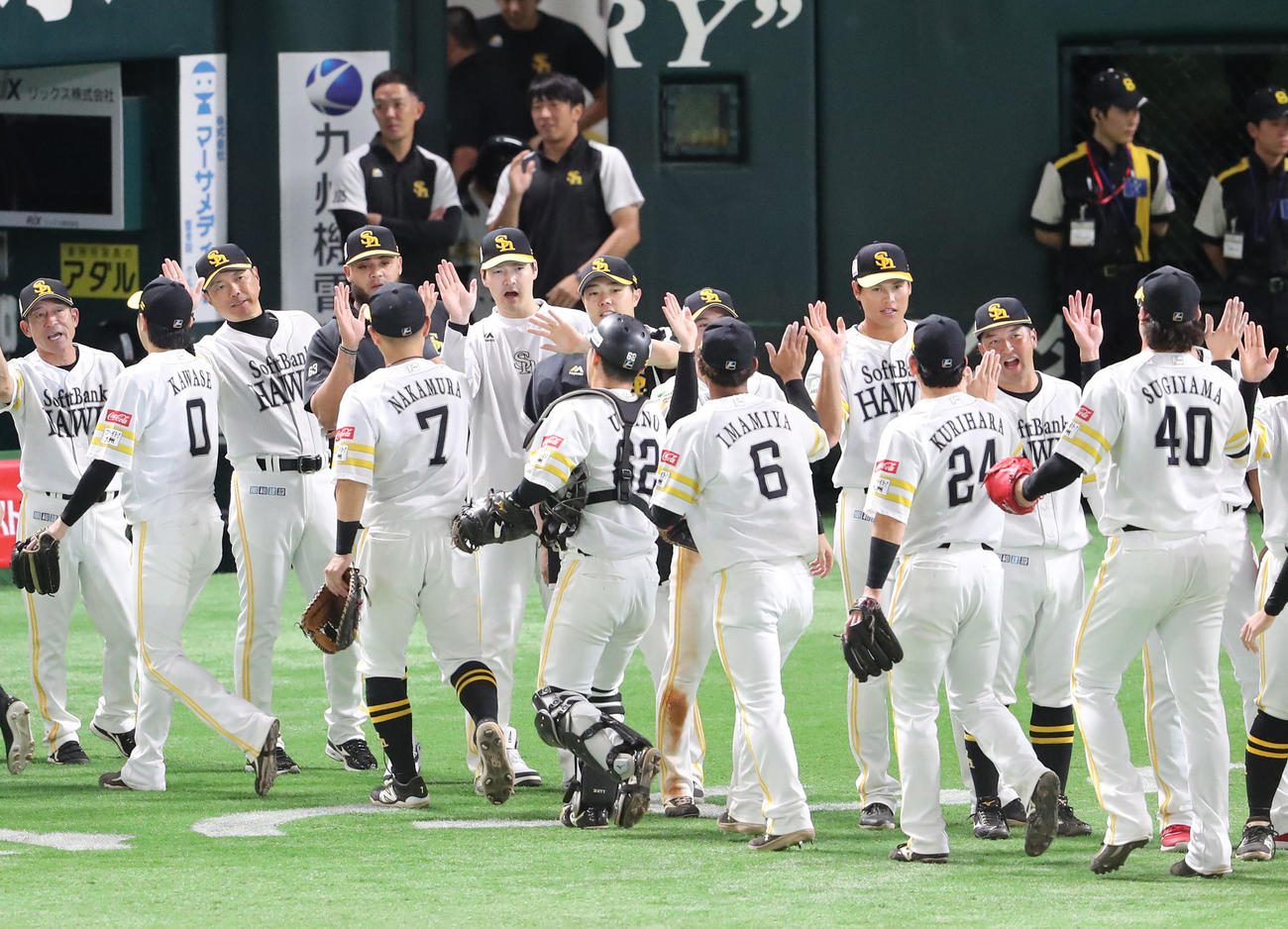 ソフトバンク対日本ハム　日本ハムに連勝しベンチ前でハイタッチをかわすソフトバンクナイン（撮影・梅根麻紀）
