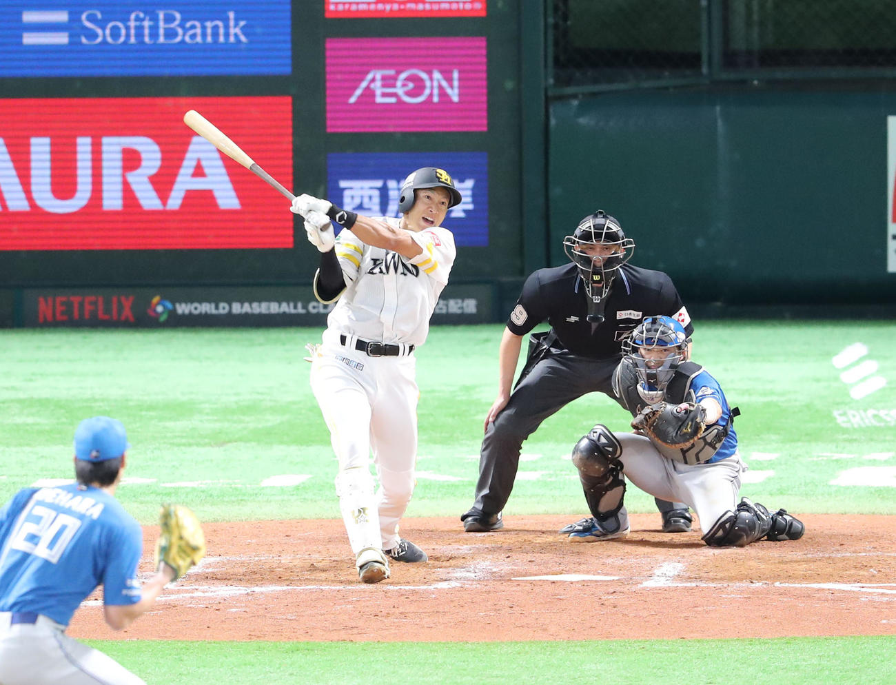 ソフトバンク対日本ハム　8回裏ソフトバンク1死一、二塁、柳田は左越えに先制3点本塁打を放つ（撮影・梅根麻紀）