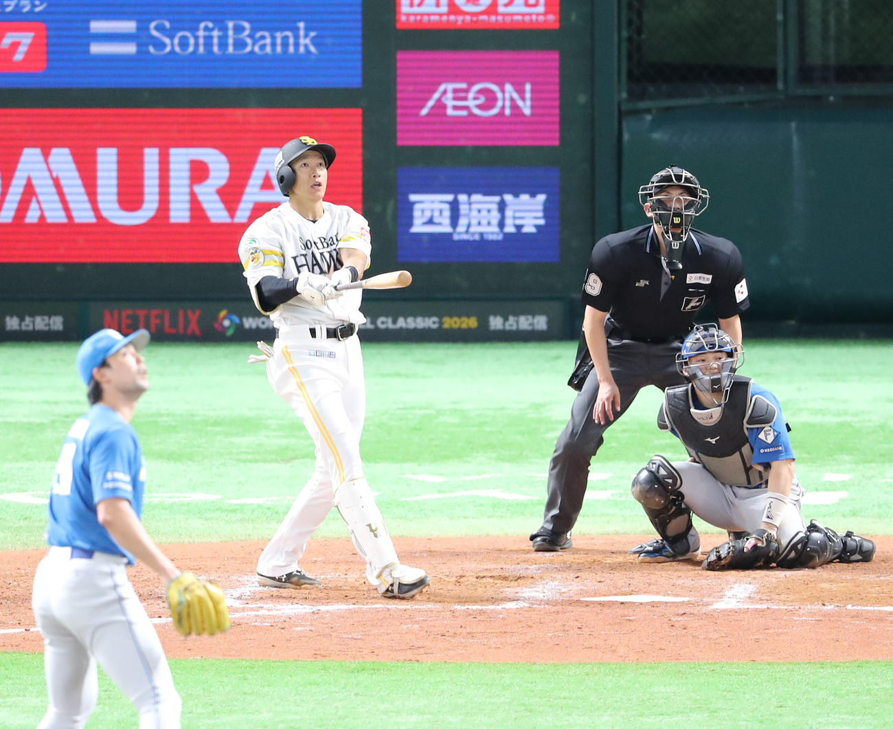 ソフトバンク対日本ハム　8回裏ソフトバンク1死一、二塁、柳田は左越えに先制3点本塁打を放つ（撮影・梅根麻紀）