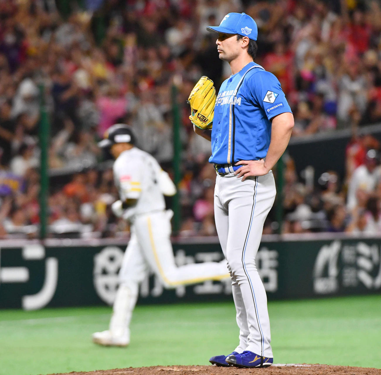ソフトバンク対日本ハム　8回裏ソフトバンク1死一、二塁、柳田（左）に先制の左越え3点本塁打を打たれた上原（撮影・岩下翔太）