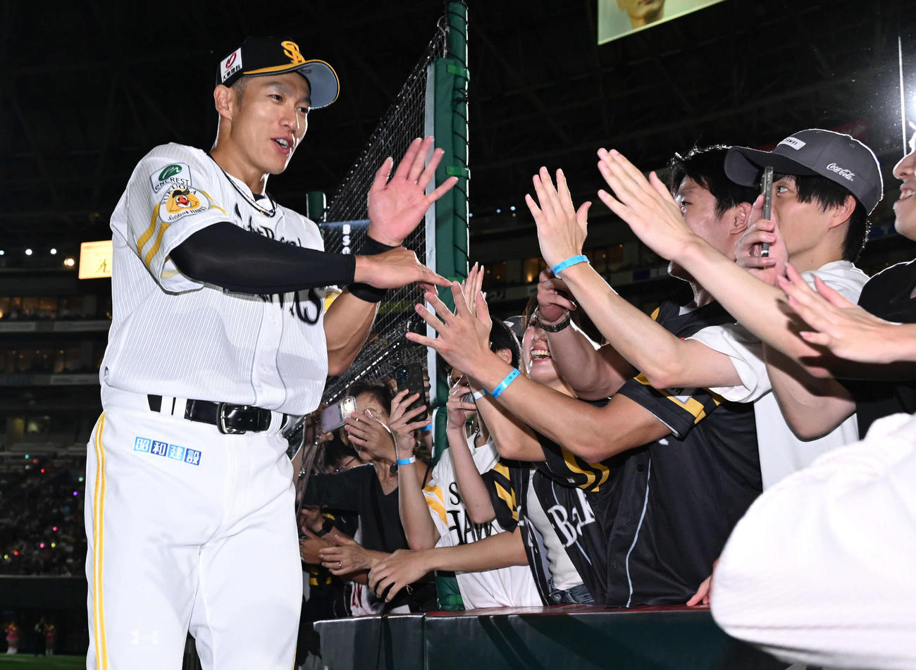 ソフトバンク対日本ハム　ファンとタッチを交わす柳田（左）（撮影・林敢治）