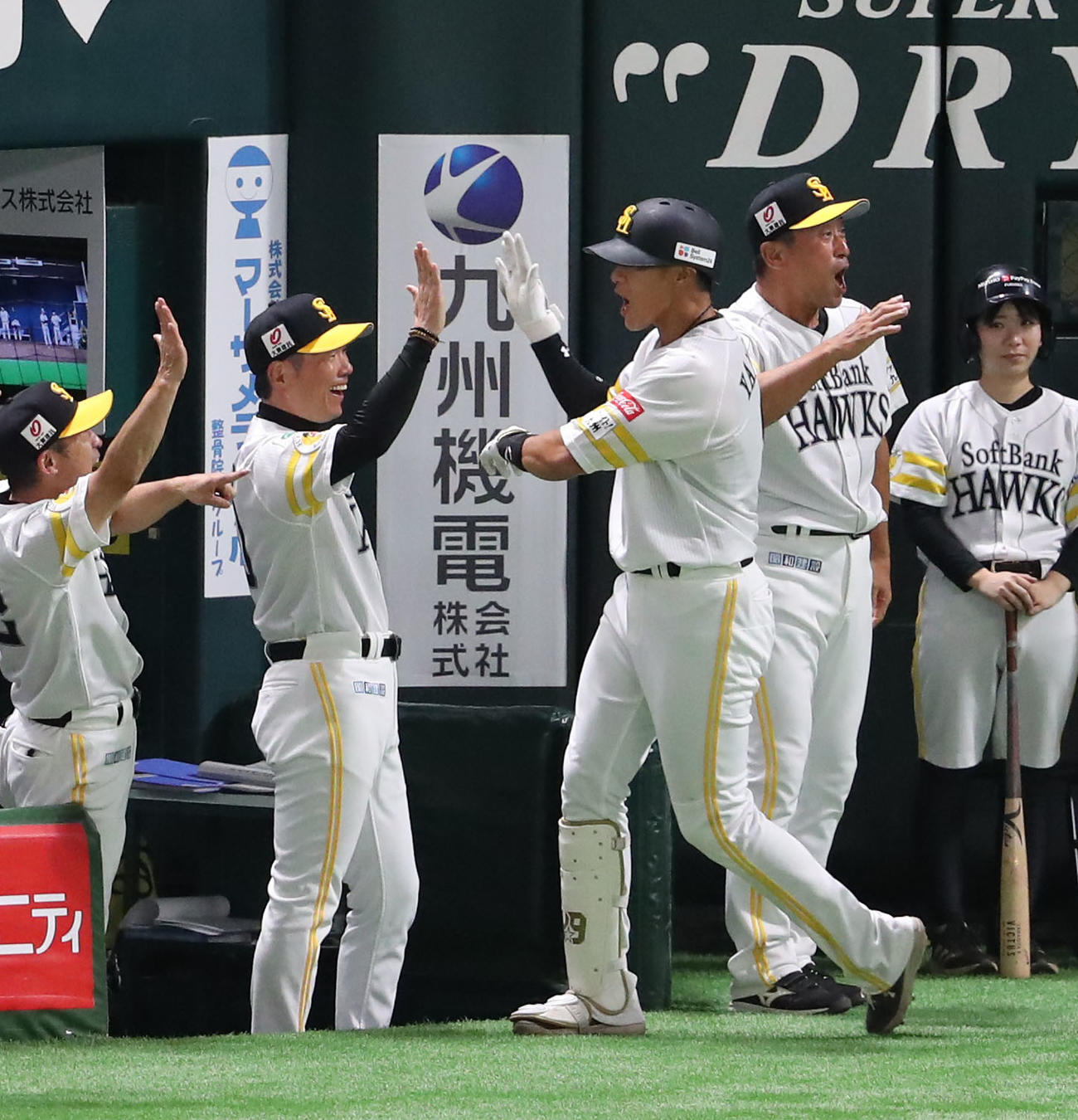 ソフトバンク対日本ハム　8回裏ソフトバンク1死一、二塁、左越え先制3点本塁打を放った柳田を出迎える小久保監督（撮影・梅根麻紀）