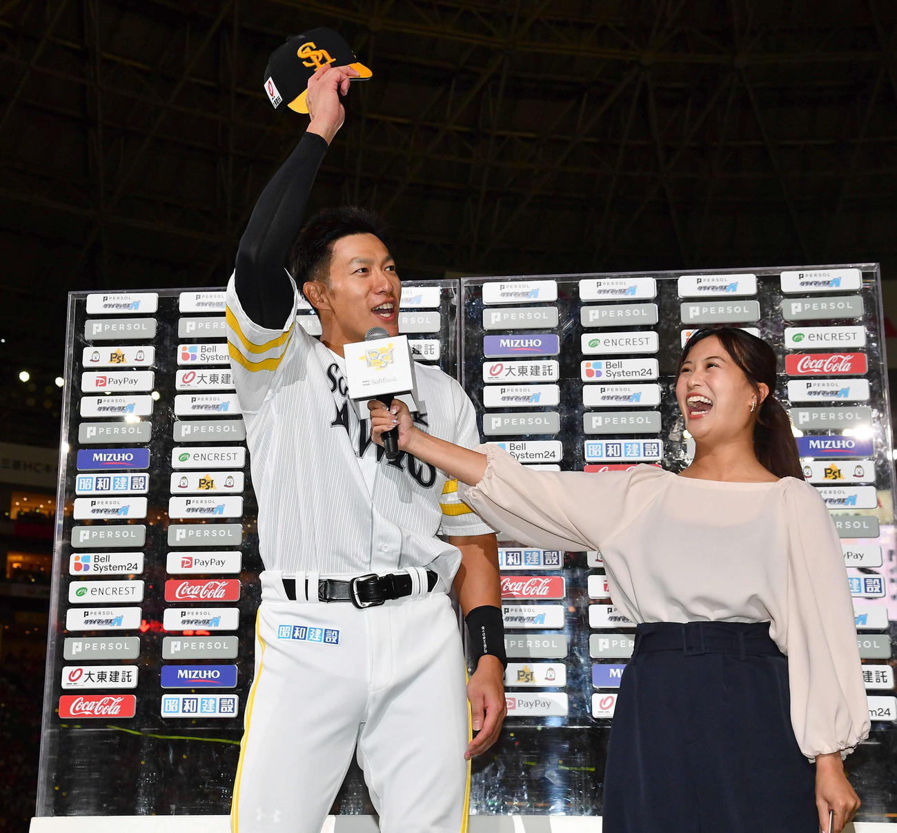 ソフトバンク対日本ハム　ヒーローインタビューで「初めまして！柳田です！」とファンにあいさつする柳田（撮影・岩下翔太）