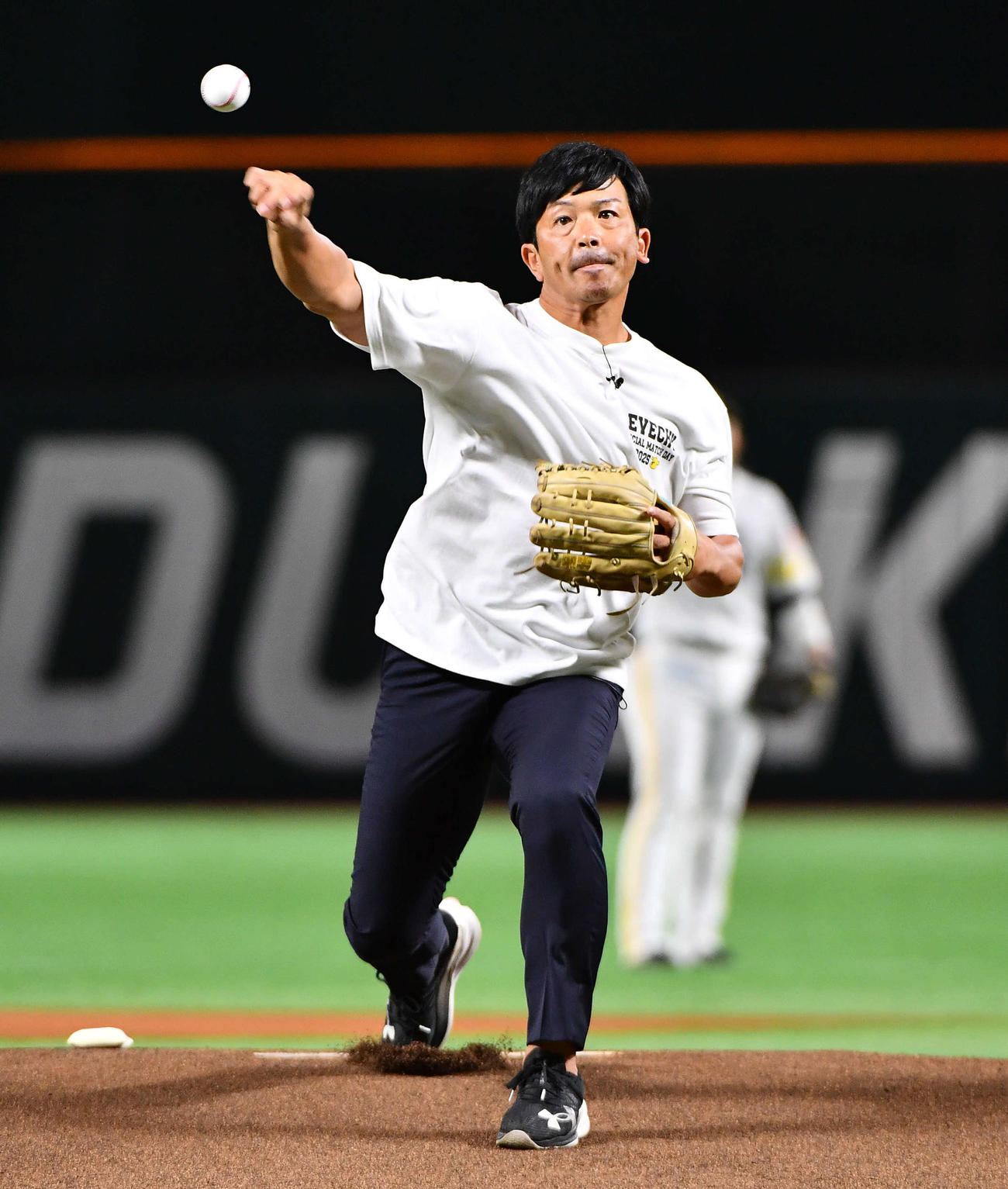 ソフトバンク対日本ハム　始球式を務めた松田宣浩氏（撮影・岩下翔太）