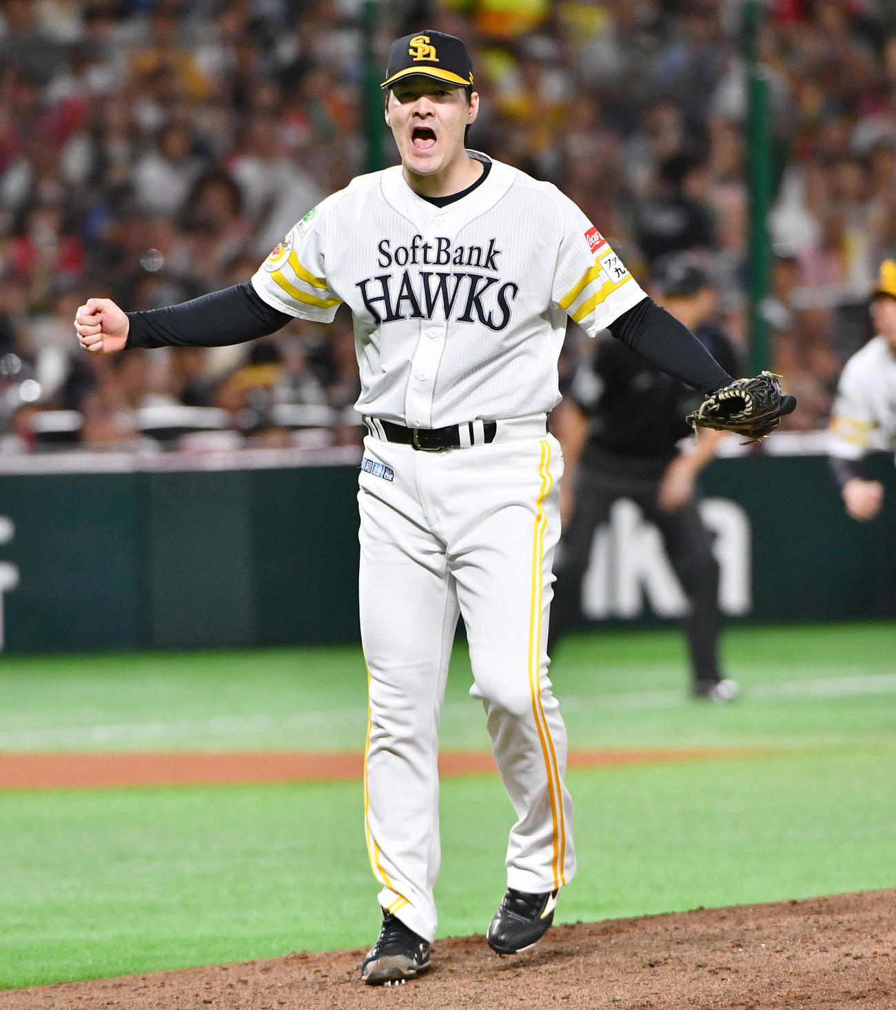 ソフトバンク対日本ハム　6回表日本ハム2死満塁、石井を空振り三振に抑え、雄たけびをあげる有原（撮影・岩下翔太）