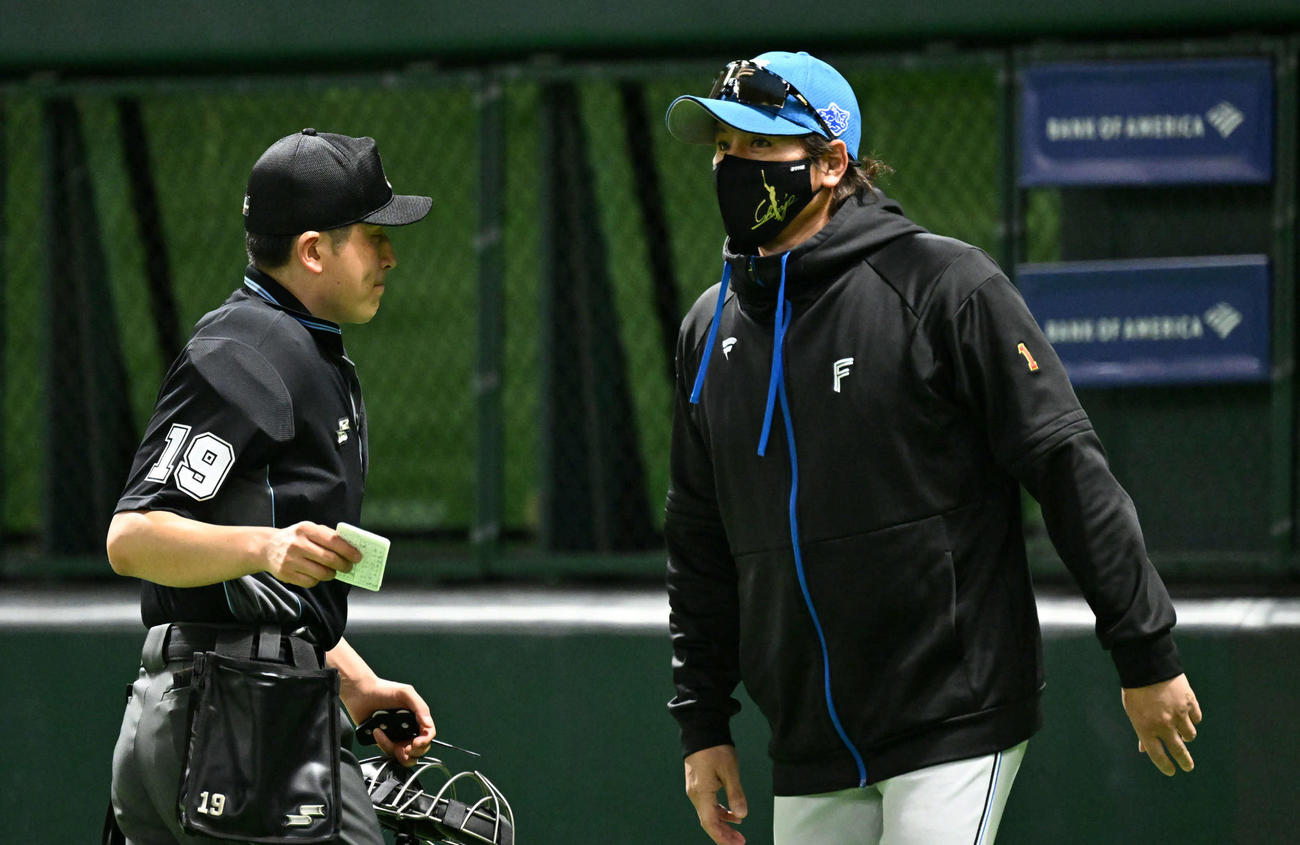 ソフトバンク対日本ハム　8回裏ソフトバンク1死一、二塁、投手交代を告げる新庄監督（右）（撮影・林敢治）