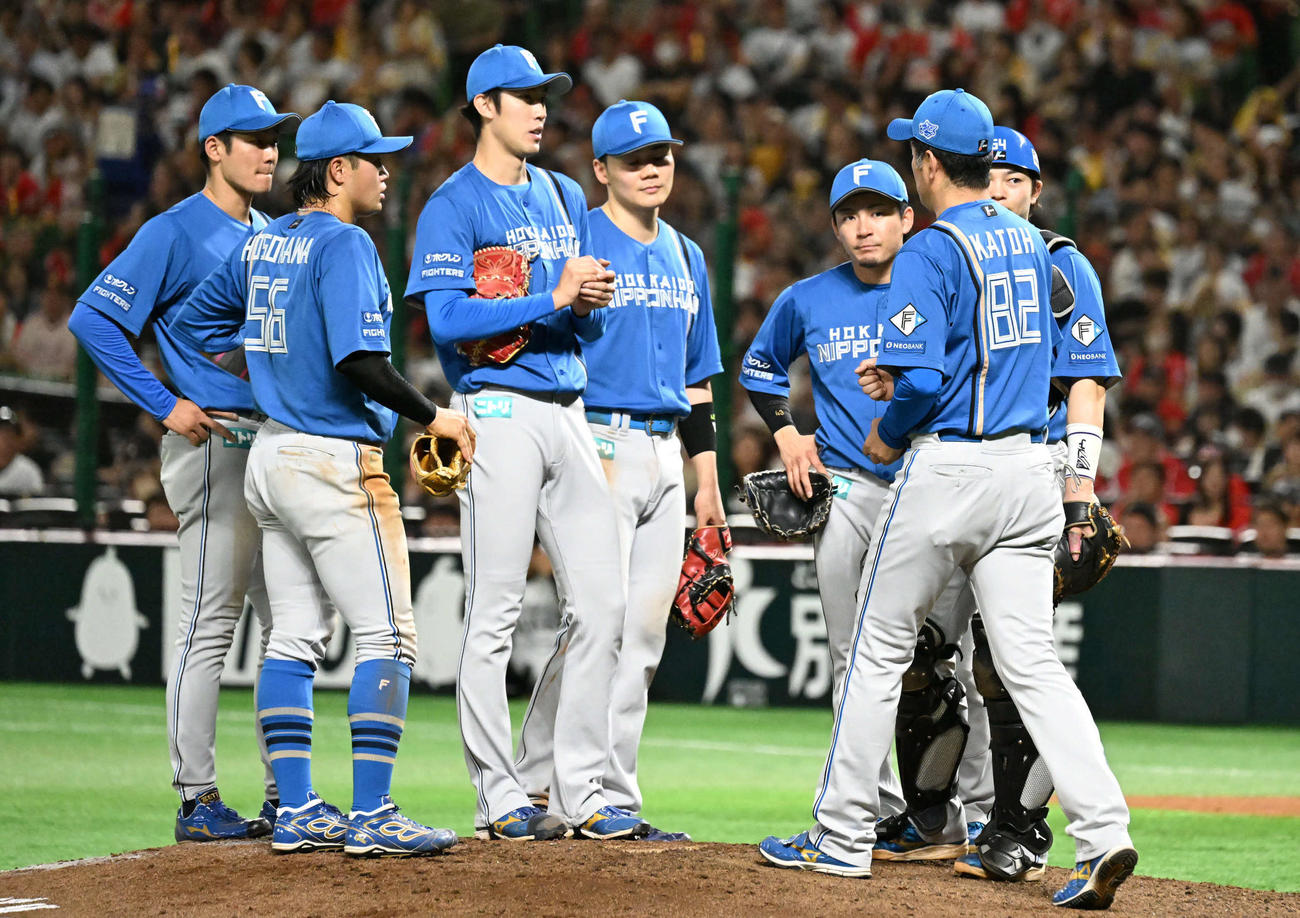 ソフトバンク対日本ハム　8回裏ソフトバンク1死一、二塁、降板する福島（左から3番目）（撮影・林敢治）
