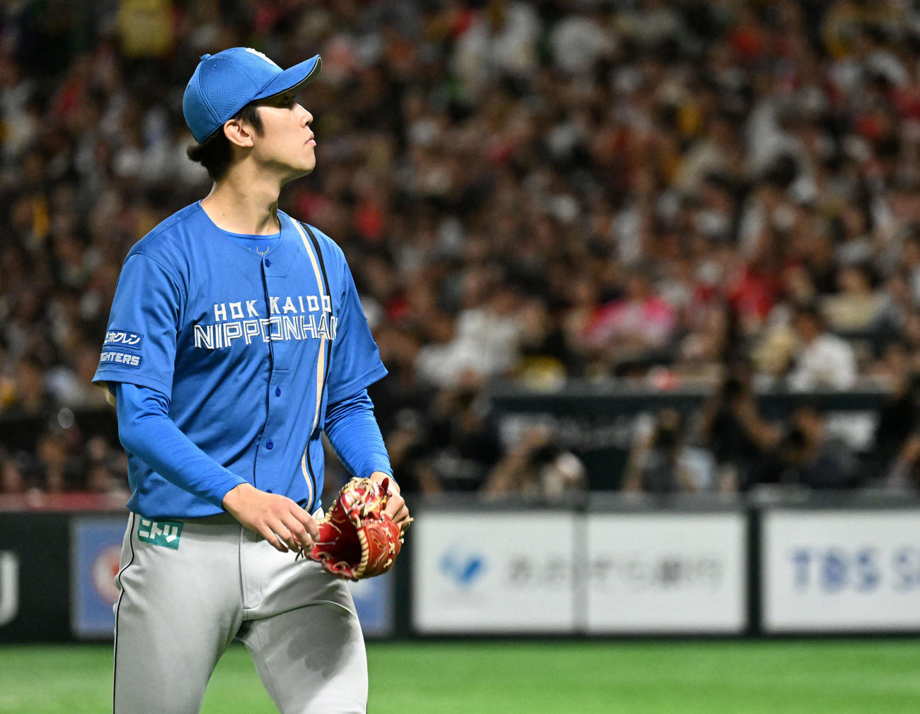 ソフトバンク対日本ハム　8回裏ソフトバンク1死一、二塁、降板する福島（撮影・林敢治）