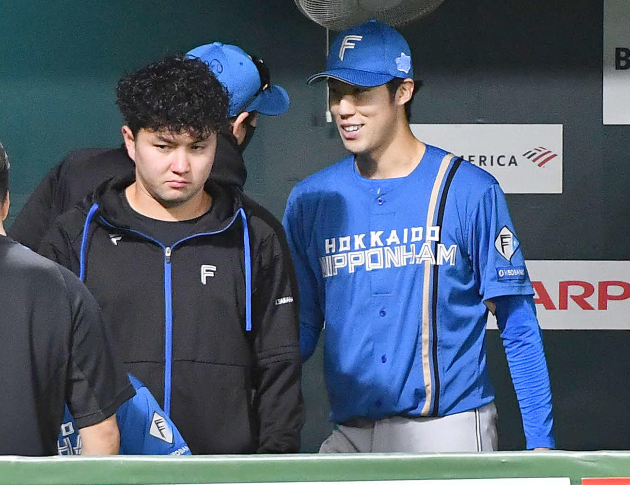 ソフトバンク対日本ハム　7回裏終了後、ベンチで新庄監督（左奥）と笑顔で話す福島（撮影・岩下翔太）