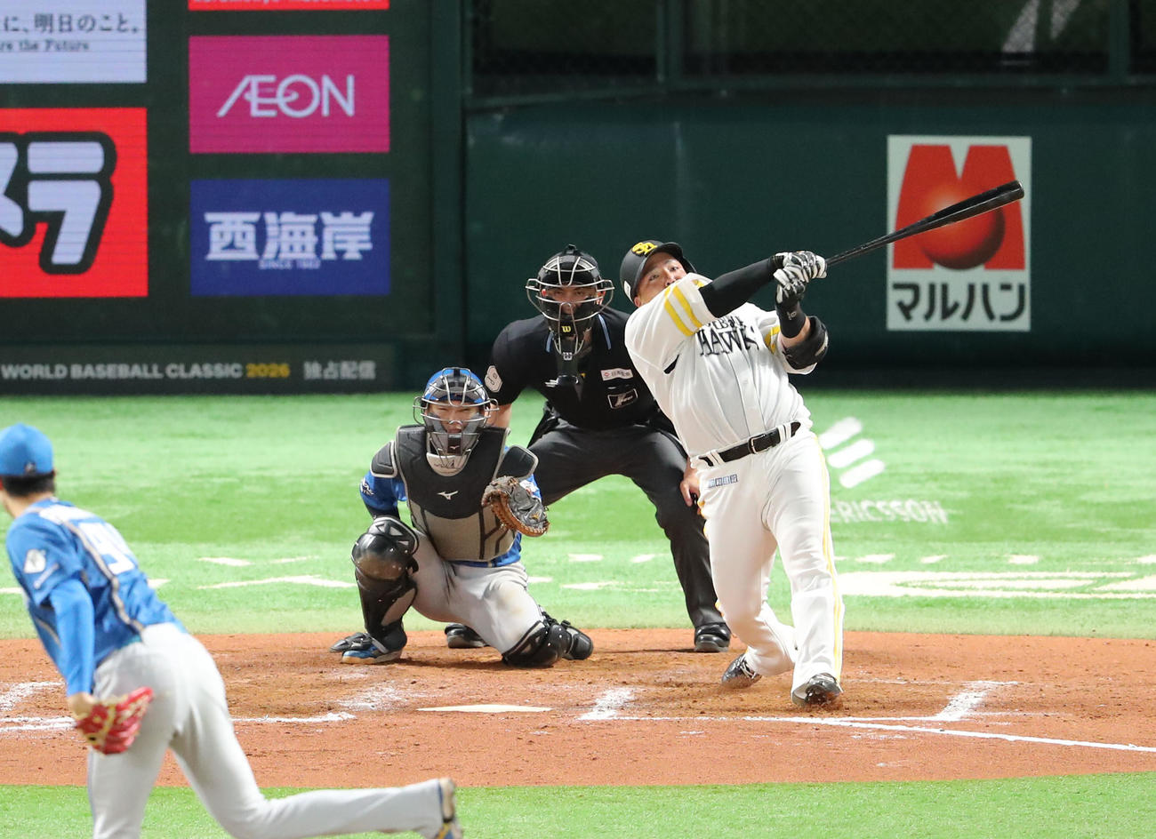 ソフトバンク対日本ハム　8回裏ソフトバンク無死、山川は三内野安打を放つ（撮影・梅根麻紀）