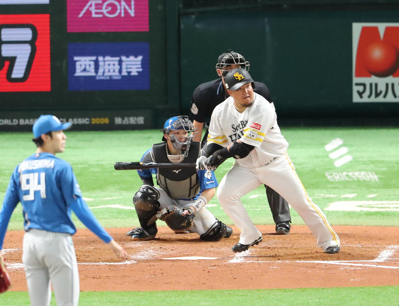 ソフトバンク対日本ハム　8回裏ソフトバンク無死、山川は三内野安打を放つ（撮影・梅根麻紀）